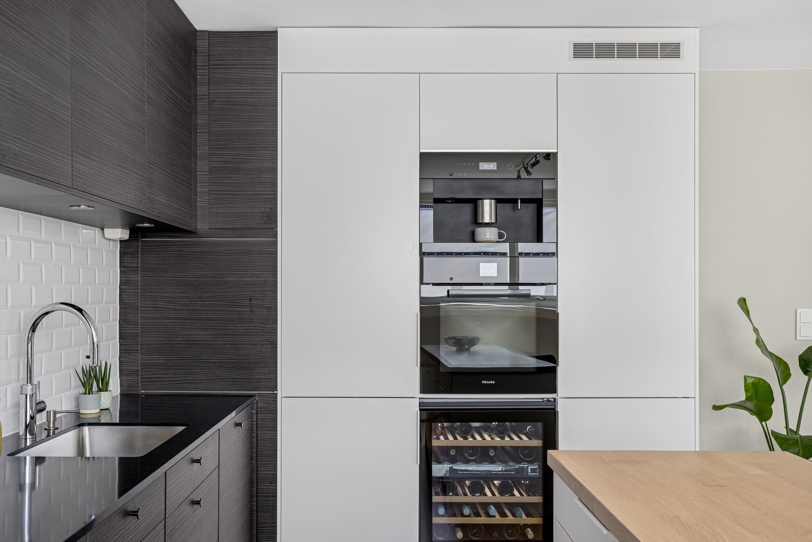 Meget delikat HTH-innredning med glatte fronter og underlimt vask. Galleribilde