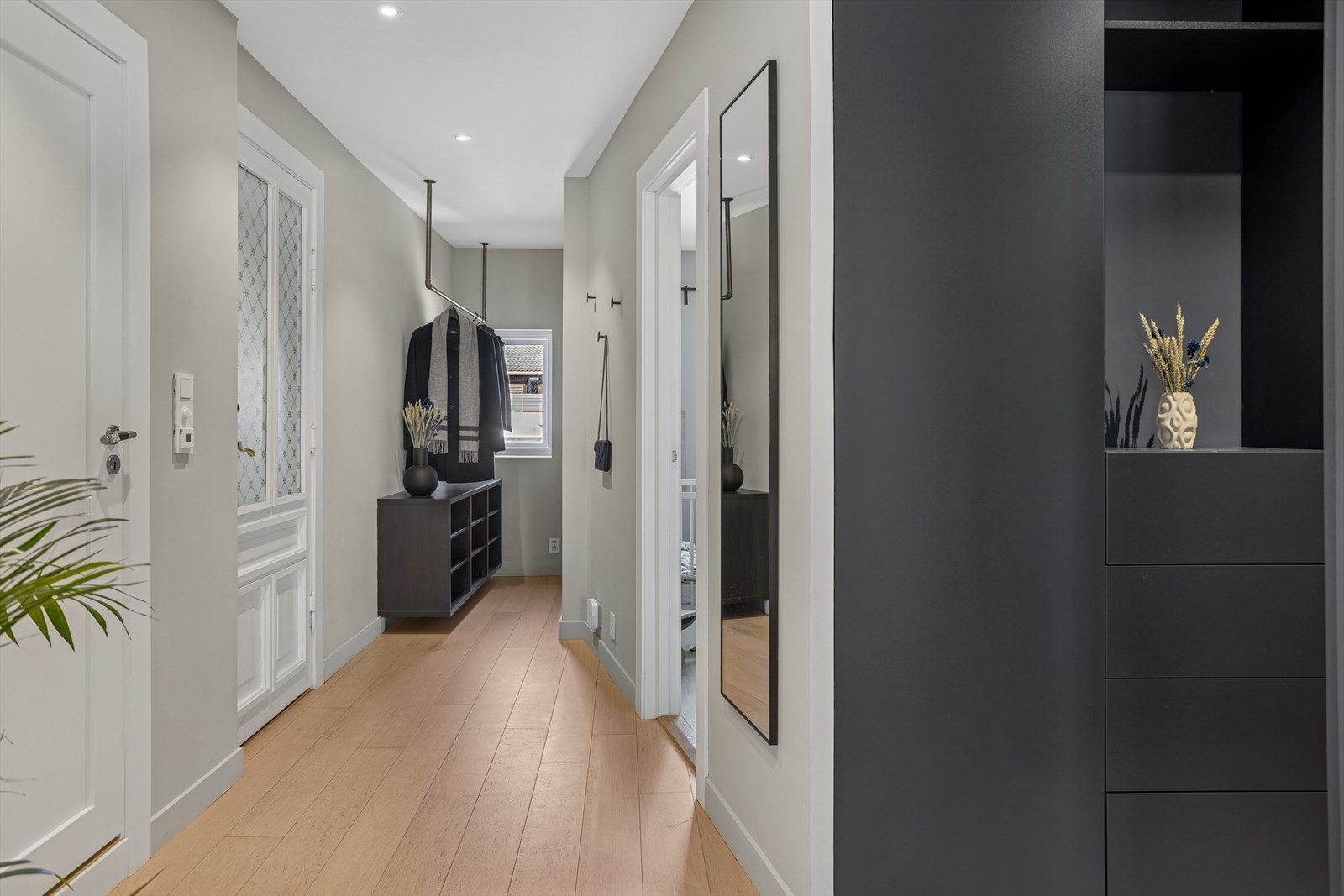 Romslig entré med god plass til å henge fra seg yttertøy og sette fra seg sko. Galleribilde