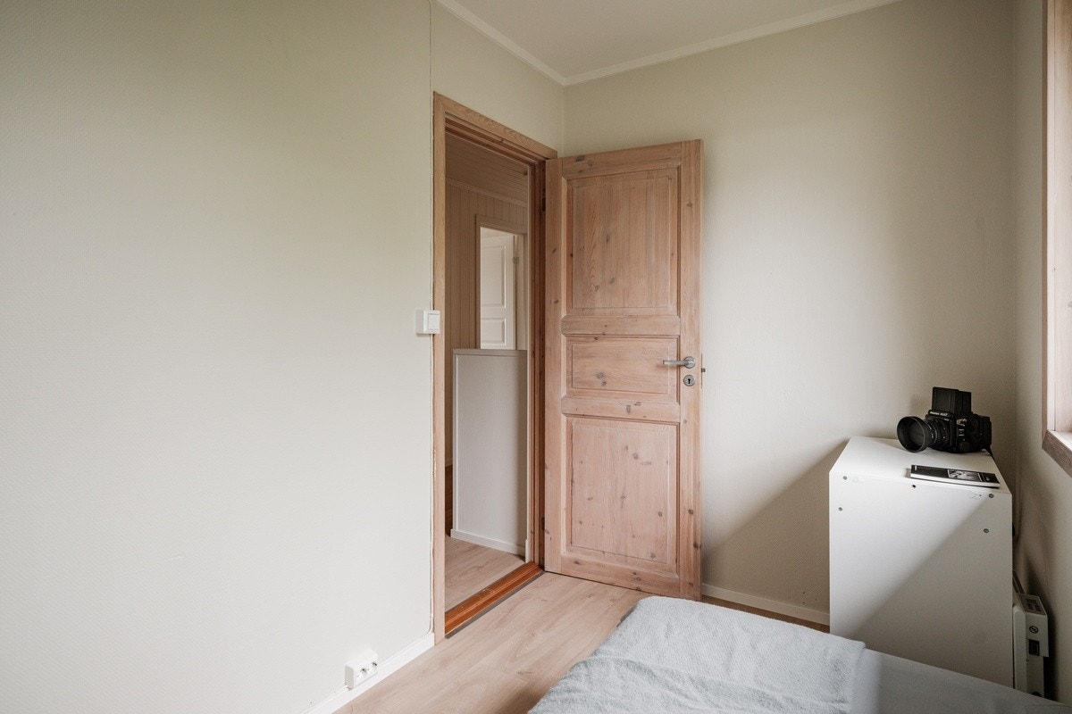 Rom A: Nyoppusset - Ny pult, 90-seng og skap følger med! - OBS: Dagens beboer på dette rommet skal flytte hjem, og kan dekke 2.000 av leia ut mai, slik at prisen for dette rommet blir 4.300/mnd frem til 1. juni, og 6.300 etter det Galleribilde