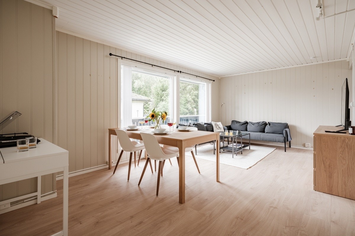 Flere bilder av stua - annen og bedre sofa der nå Galleribilde