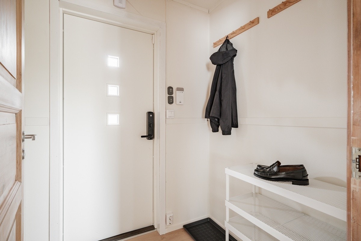 Entré - pusset opp i sommer, samtidig som resten av huset Galleribilde