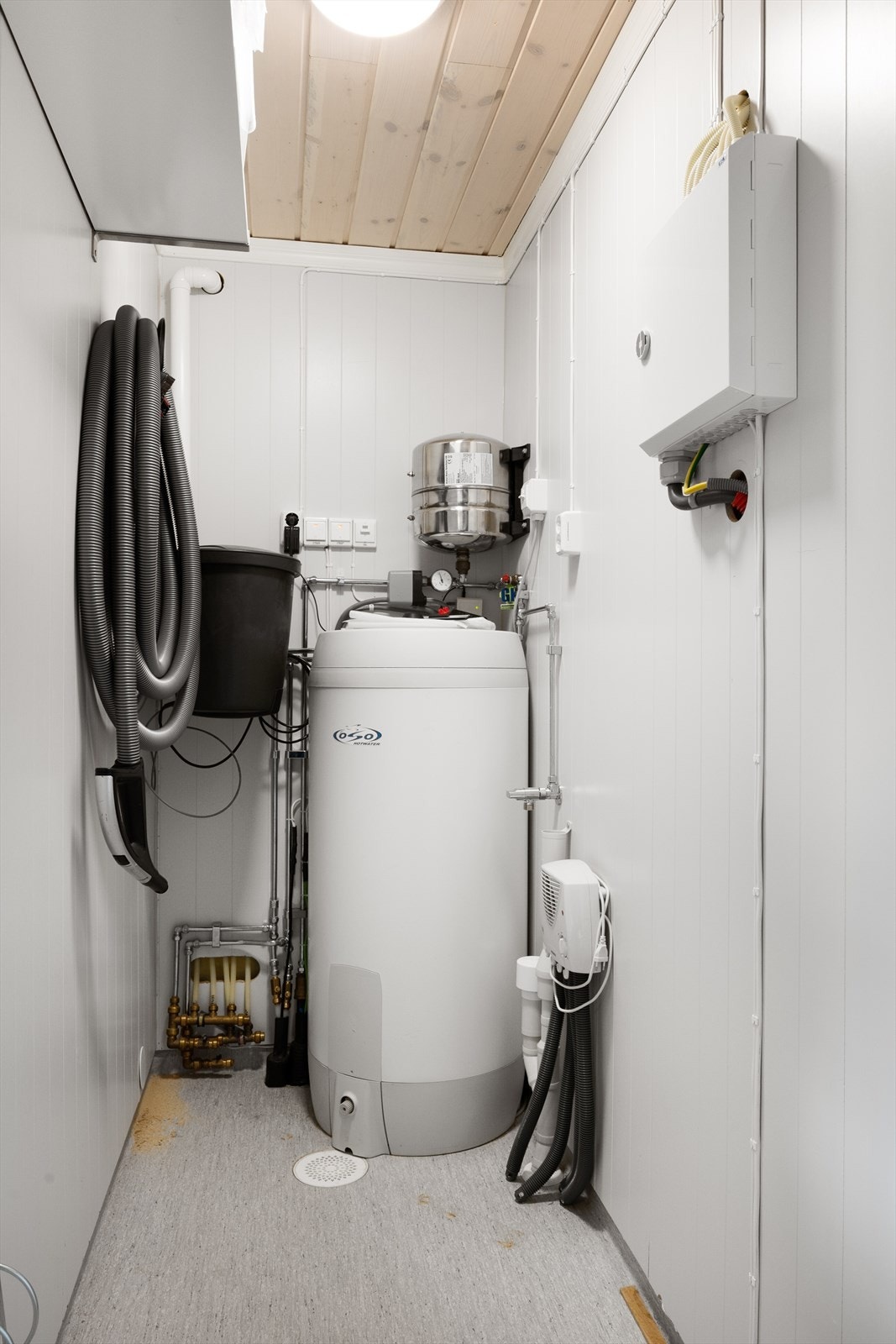 Teknisk rom i gang. Opplegg for vaskemaskin. Galleribilde