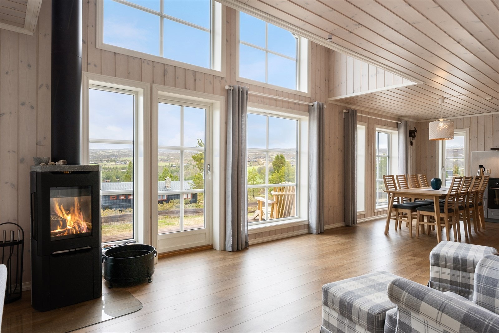 Det er utgang til terrasse fra stua. Galleribilde