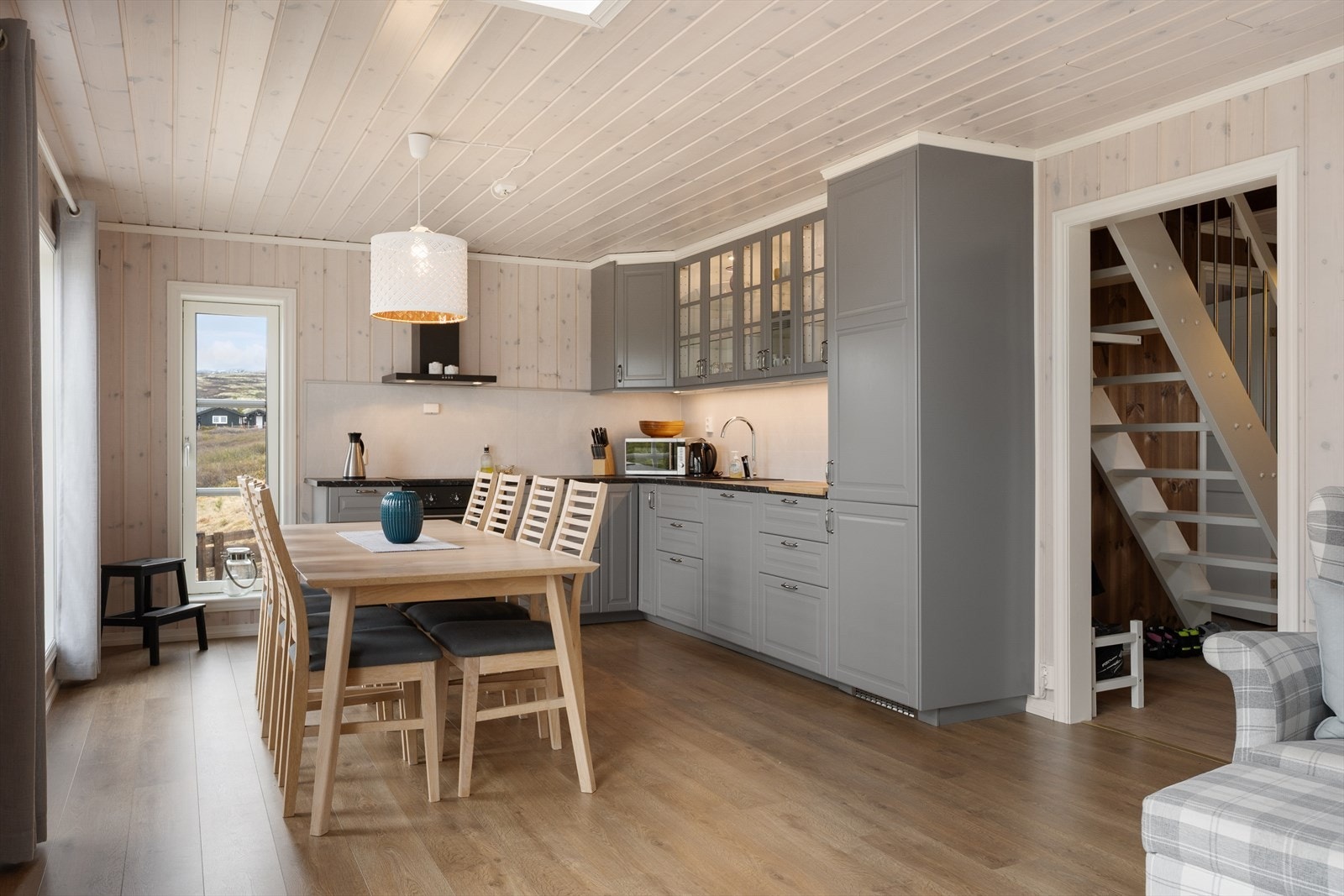 Innbydende kjøkken med profilerte fronter og en slitesterk benkeplate. Galleribilde