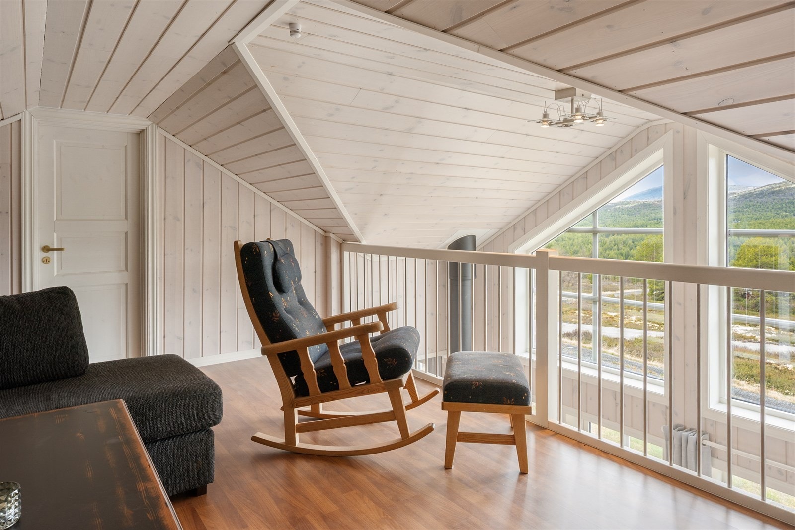 Loftstue hvor man kan nyte den flotte utsikten. Galleribilde