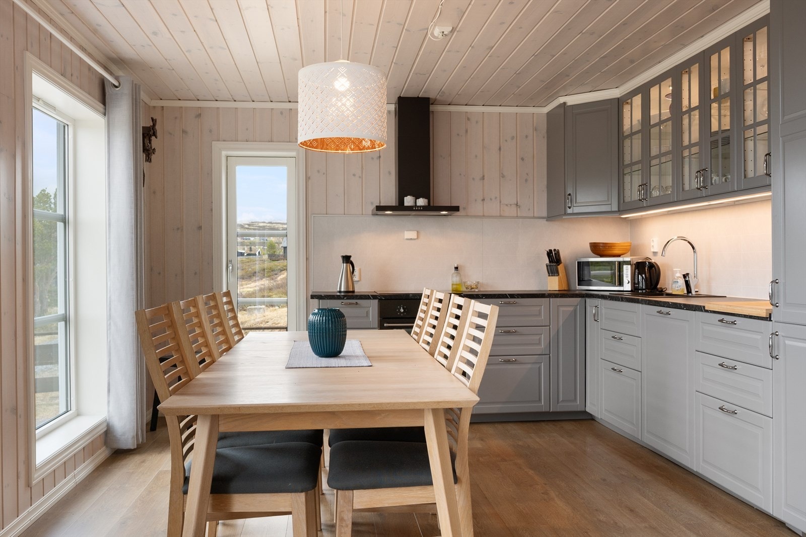 Det er plass til spisegruppe på kjøkkenet. Galleribilde