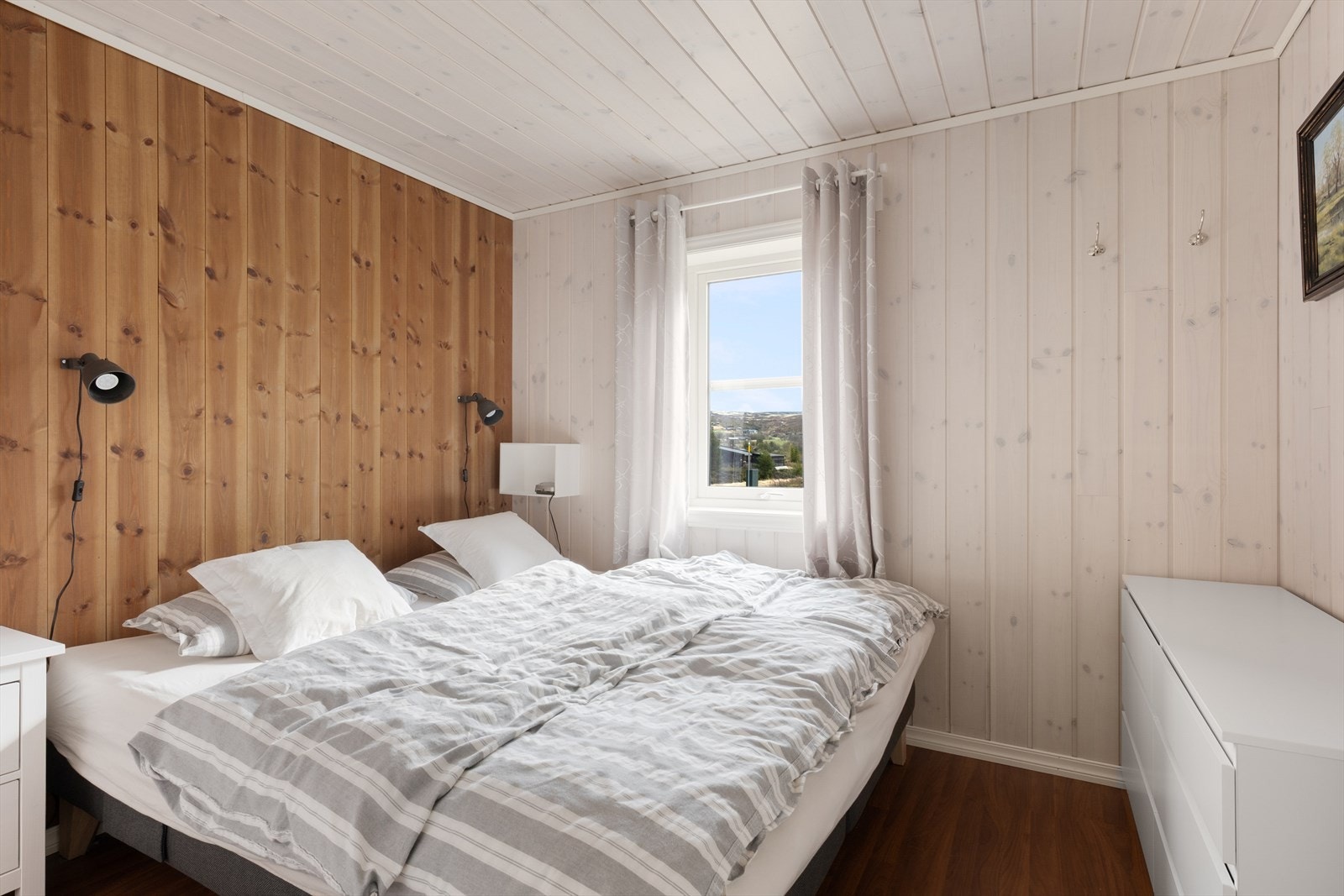 Romslig soverom i behagelige farger. Galleribilde