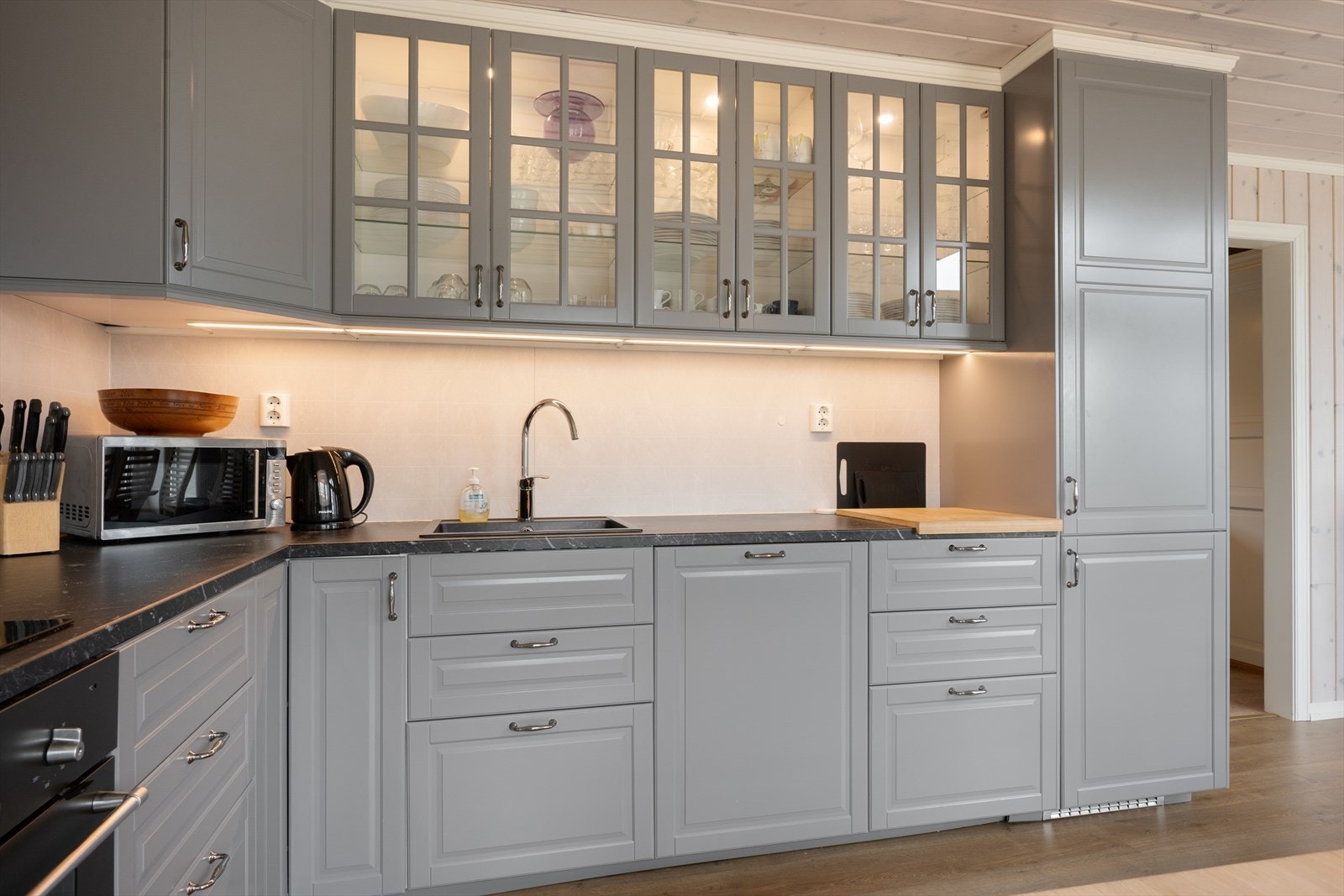 Kjøkkenet har kjøl/fryseskap, oppvaskmaskin, platetopp og stekeovn, samt kjøkkenventilator med avtrekk ut. Galleribilde