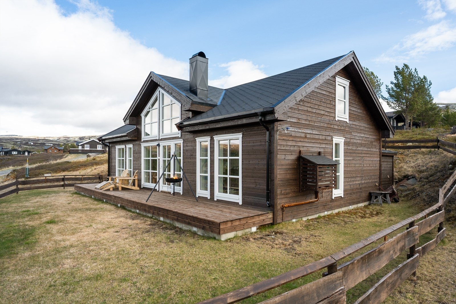 Stilren og moderne hytte med store vindusflater. Galleribilde