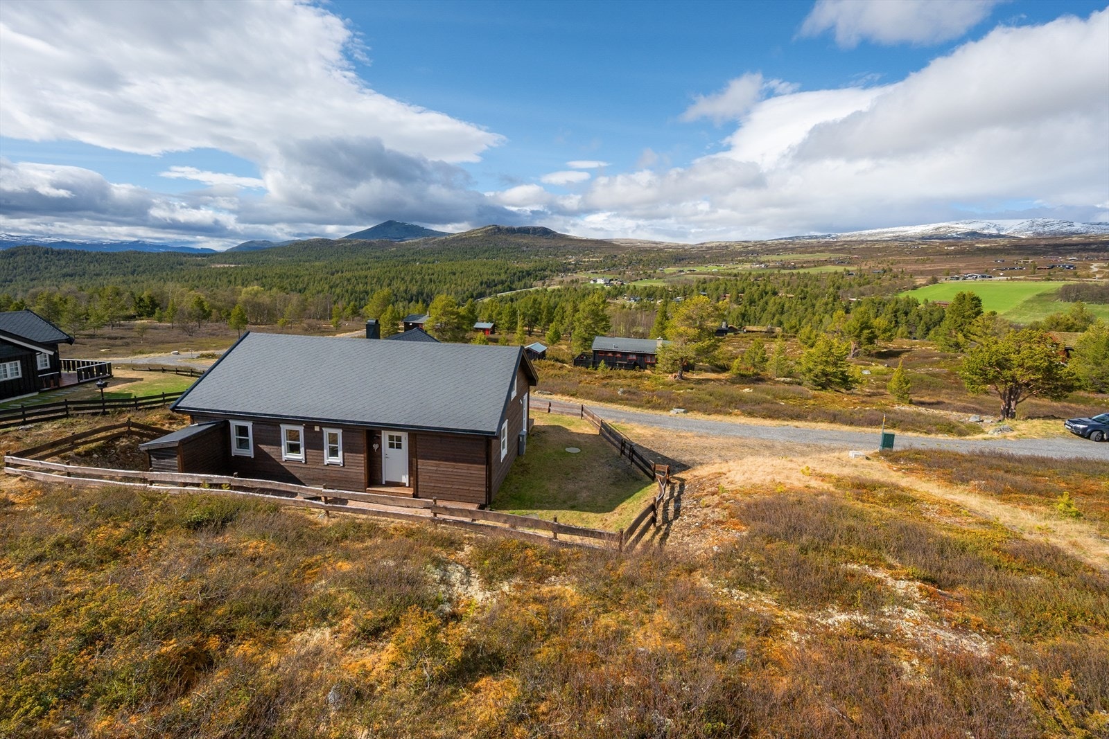 Det er vintervei frem til hytta - mulighet for parkering utenfor gjerdet. Galleribilde