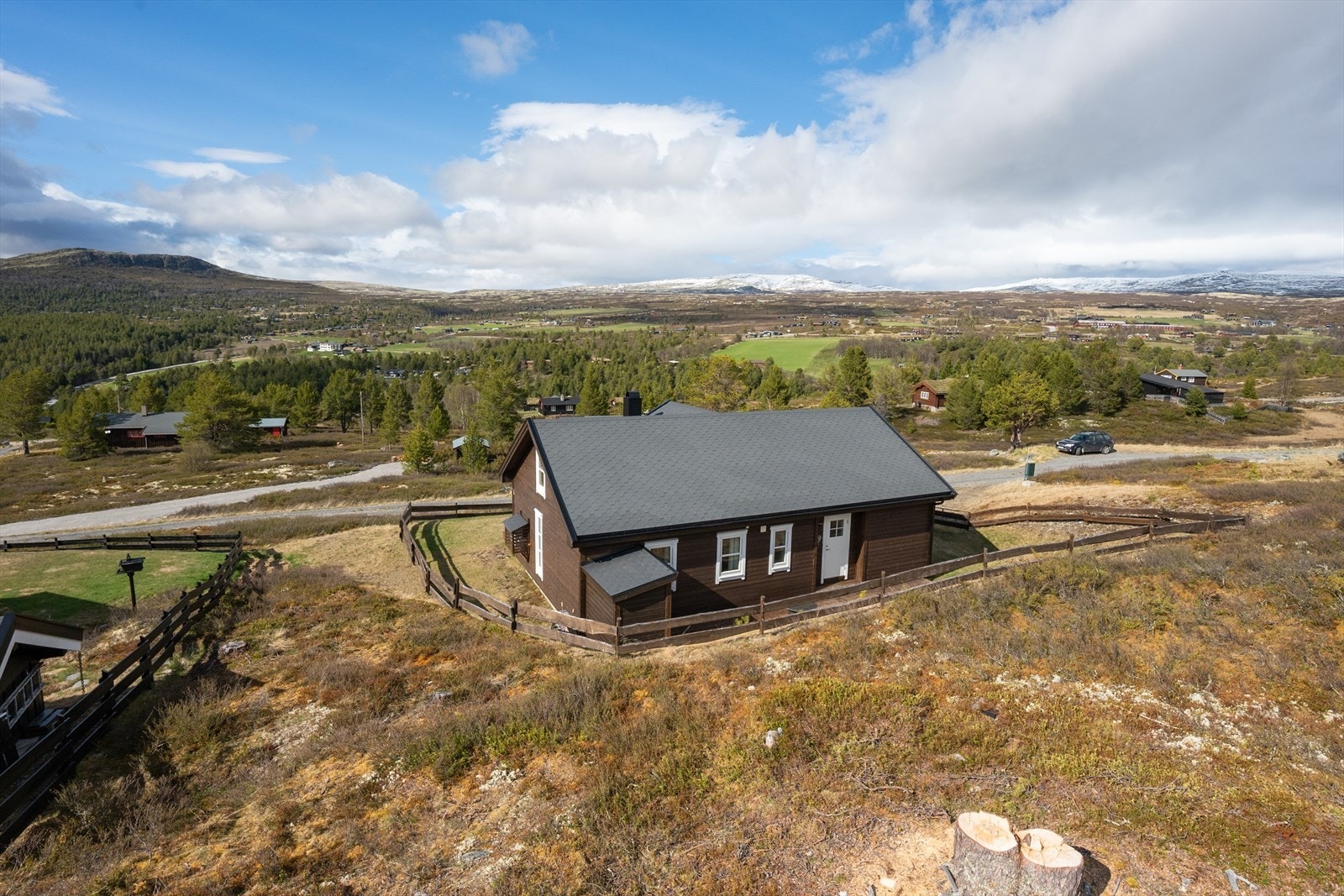 Hytta ligger nordvendt og solrikt til, og har flott utsikt mot de nærliggende fjellområdene. Galleribilde