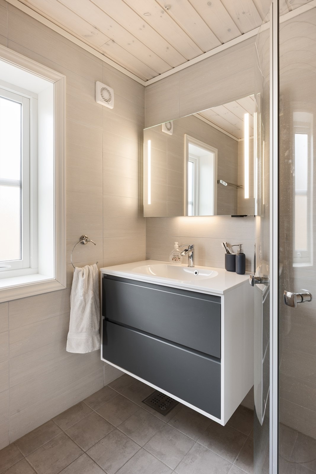 Rommet er utstyrt med toalett, dusjvegger og baderomsinnredning med servant. Mekanisk avtrekk. Galleribilde