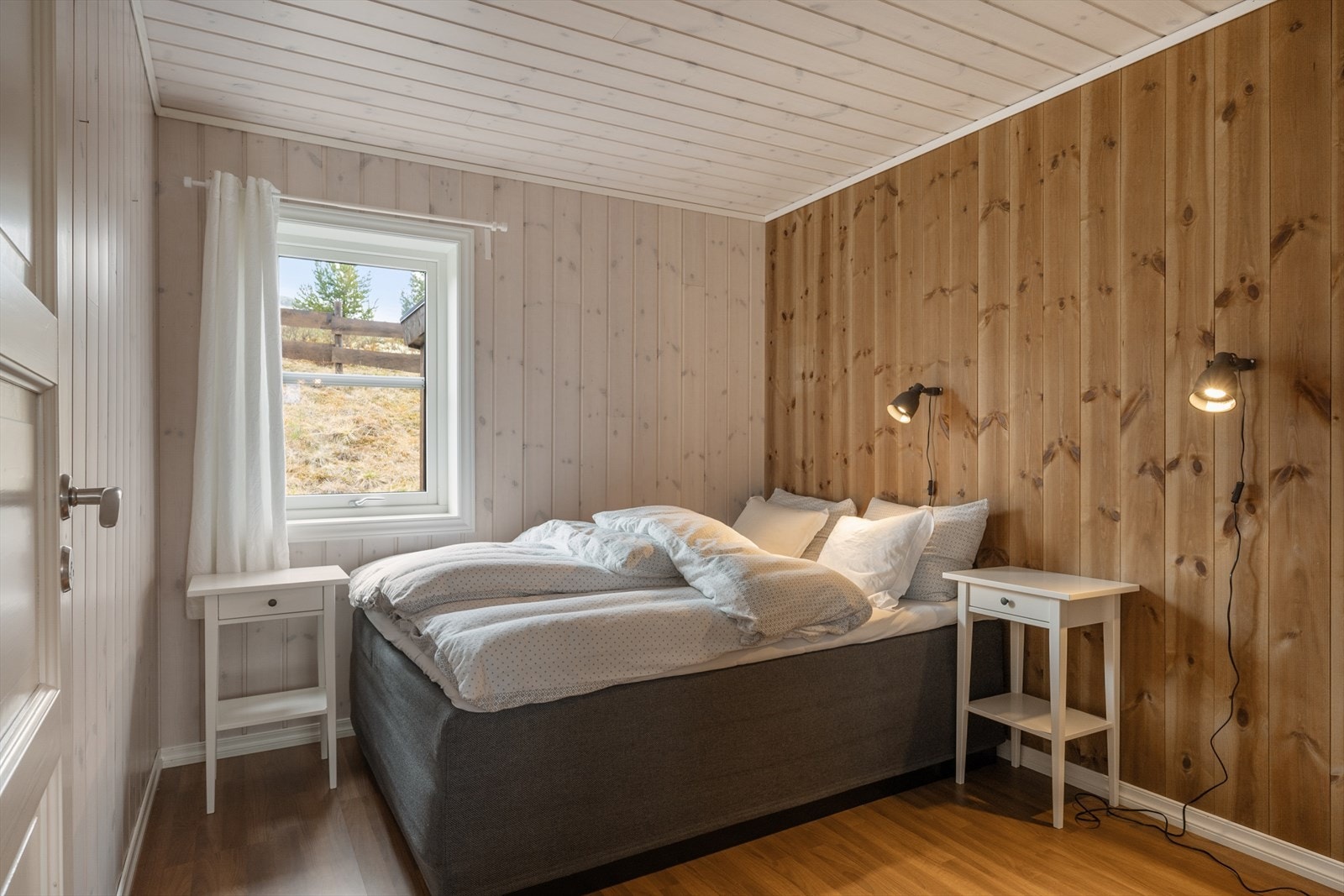 Hytta inneholder totalt fem soverom. Tre nede og to oppe. Galleribilde