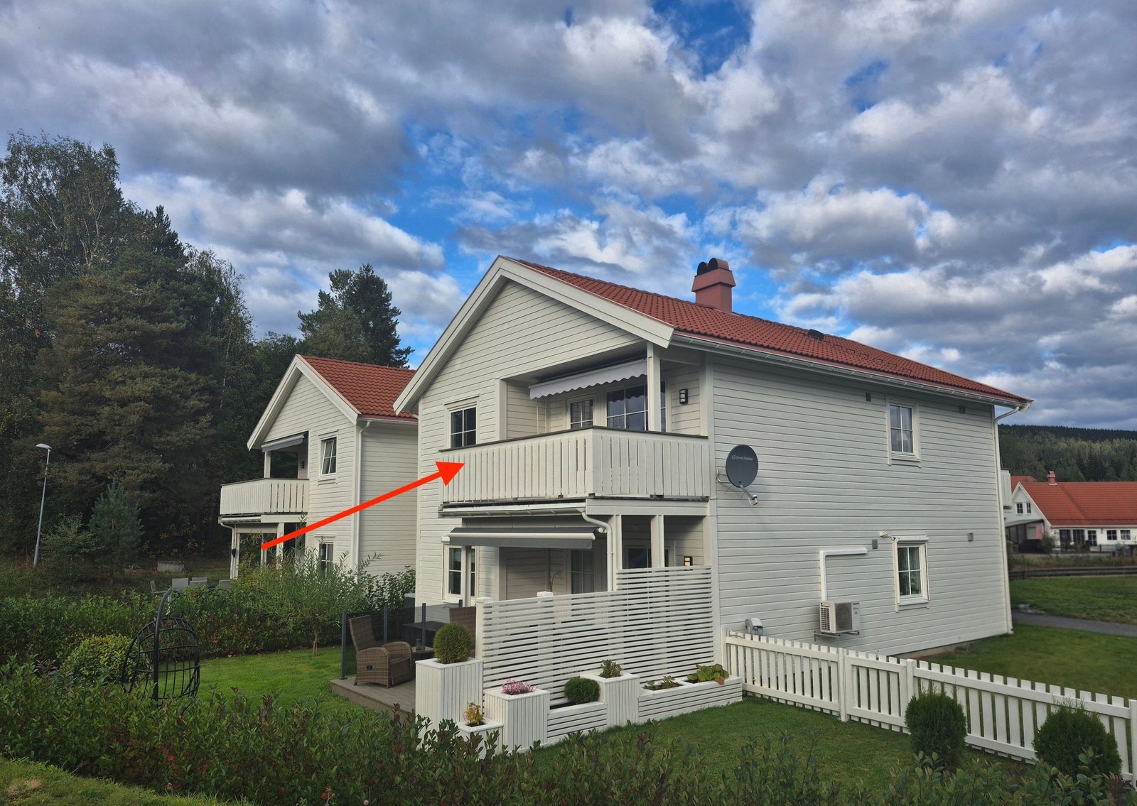 Utvendig fasade med balkong. Galleribilde