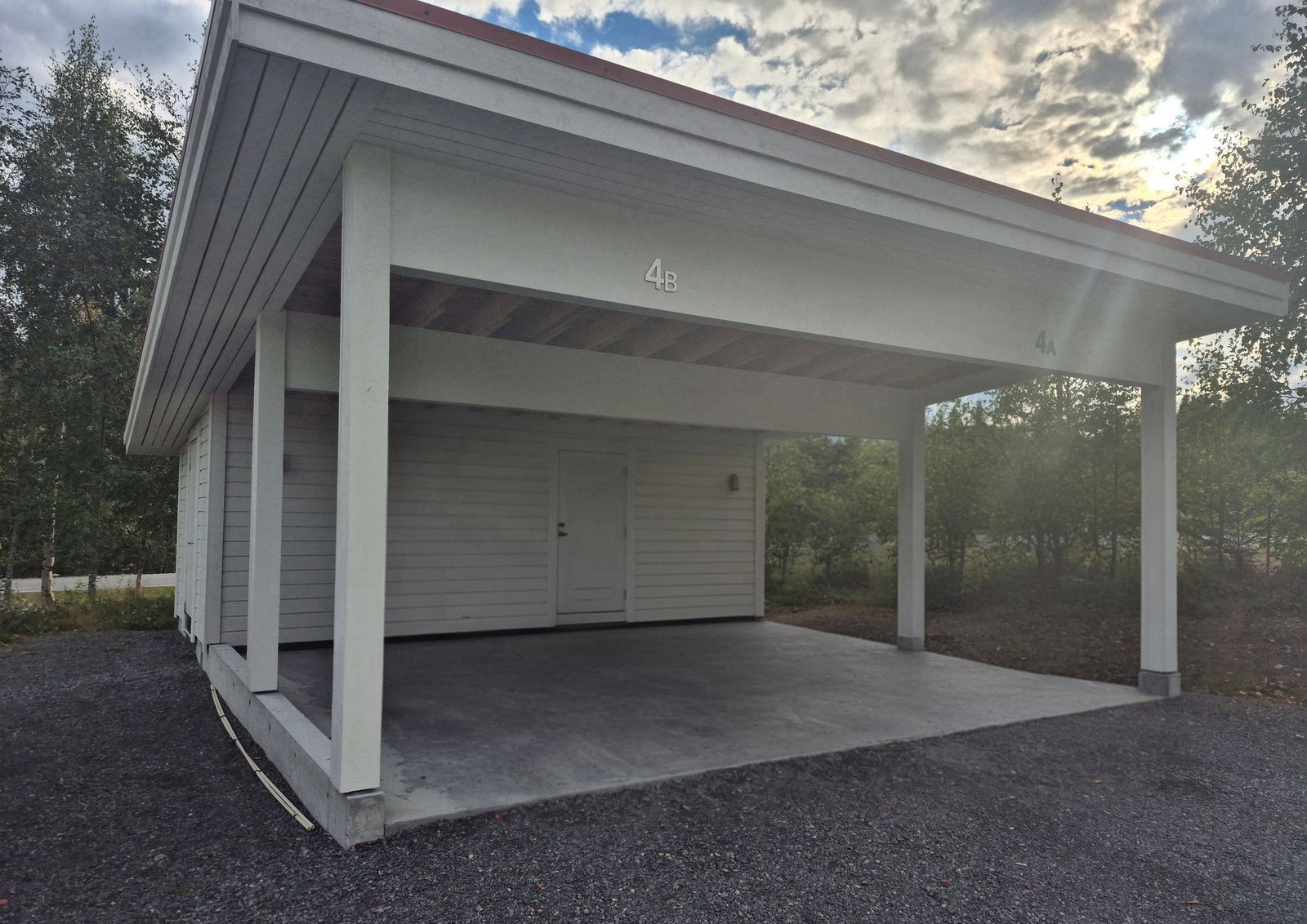 Carport. Eier halvparten av denne, med bod i bakkant. Galleribilde