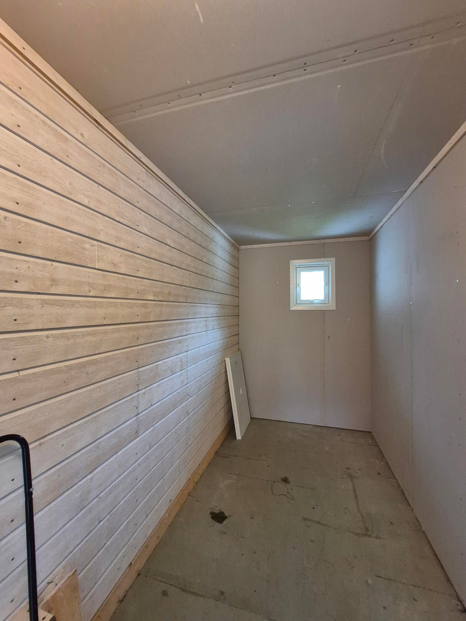 Sportsbod ved inngangsdør leilighet. Galleribilde