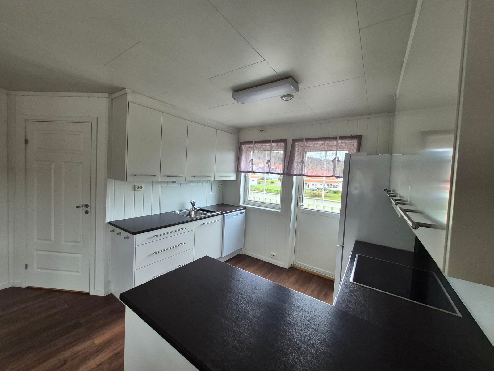 Kjøkken, lyst og fint med gjennomgående lys fra stue. Galleribilde