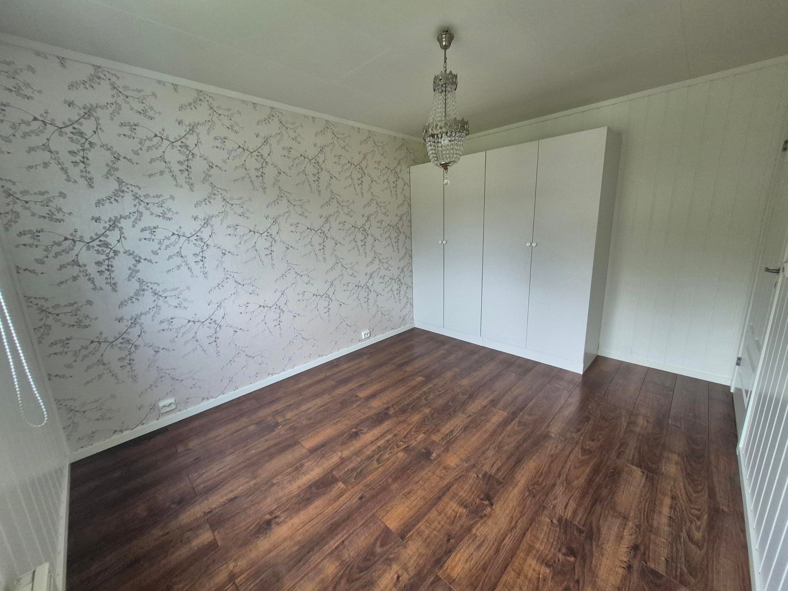 Største soverommet fra en annen vinkel, her ser man at det er to doble klesskap. Galleribilde