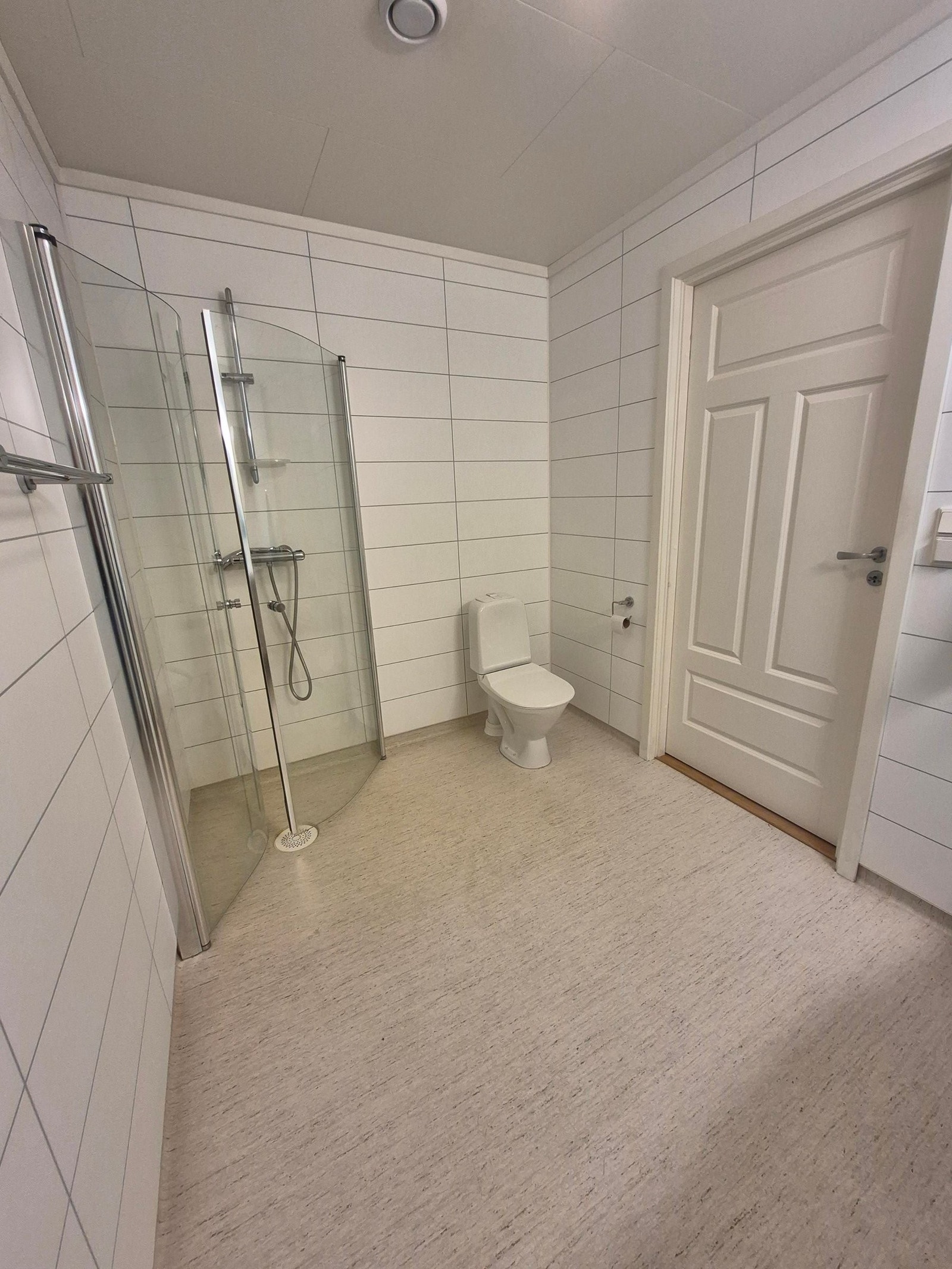 Bad fra en annen vinkel, her ser man dusjen med dusjdører og doen. Galleribilde