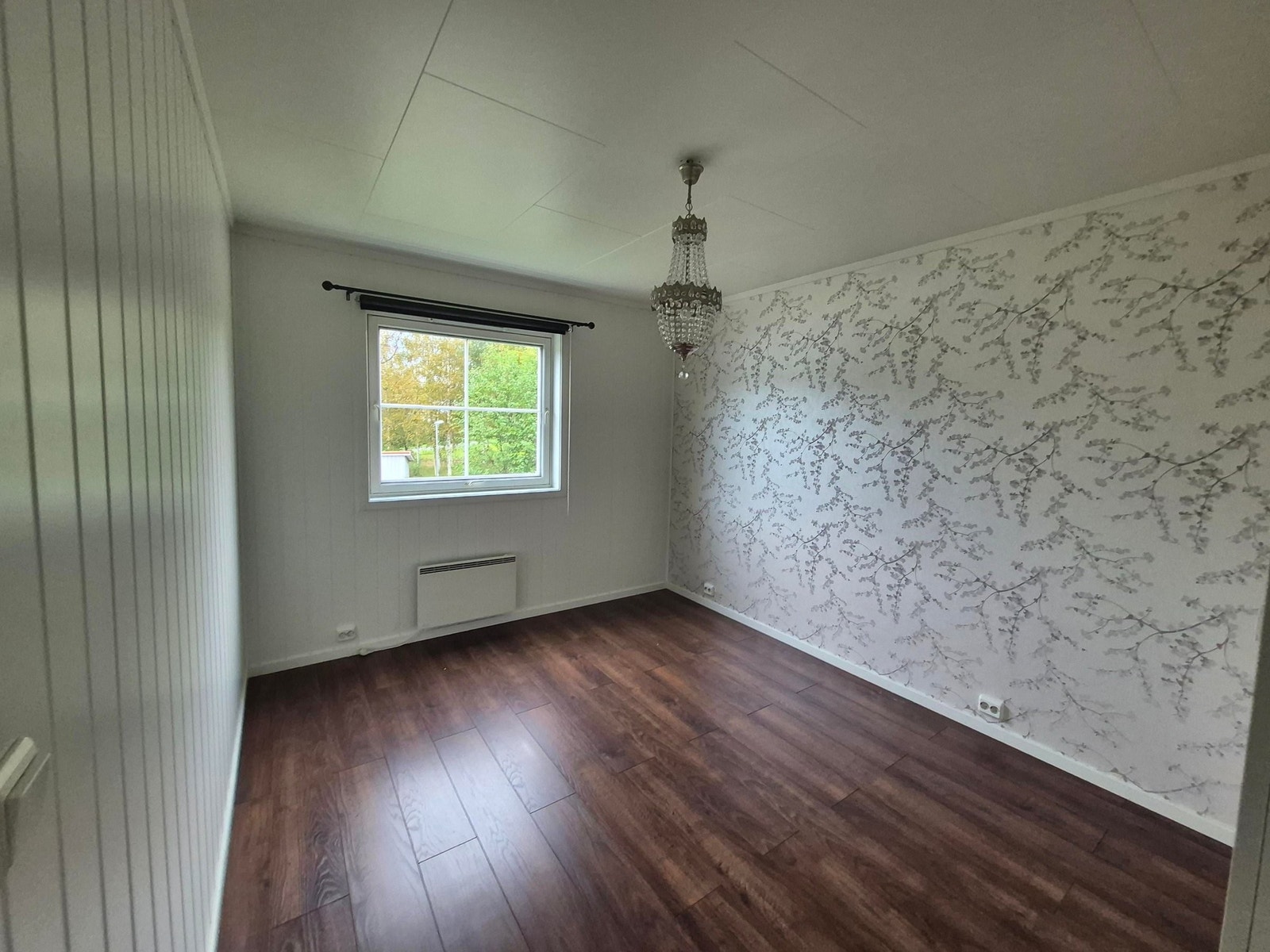 Største soverom med plass til dobbeltseng. Ett litt større vindu som gir fint med lys. Galleribilde