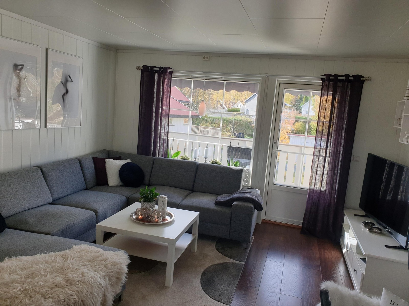 Stue, stort og fint vindu og verandadør med utgang til balkong. Galleribilde