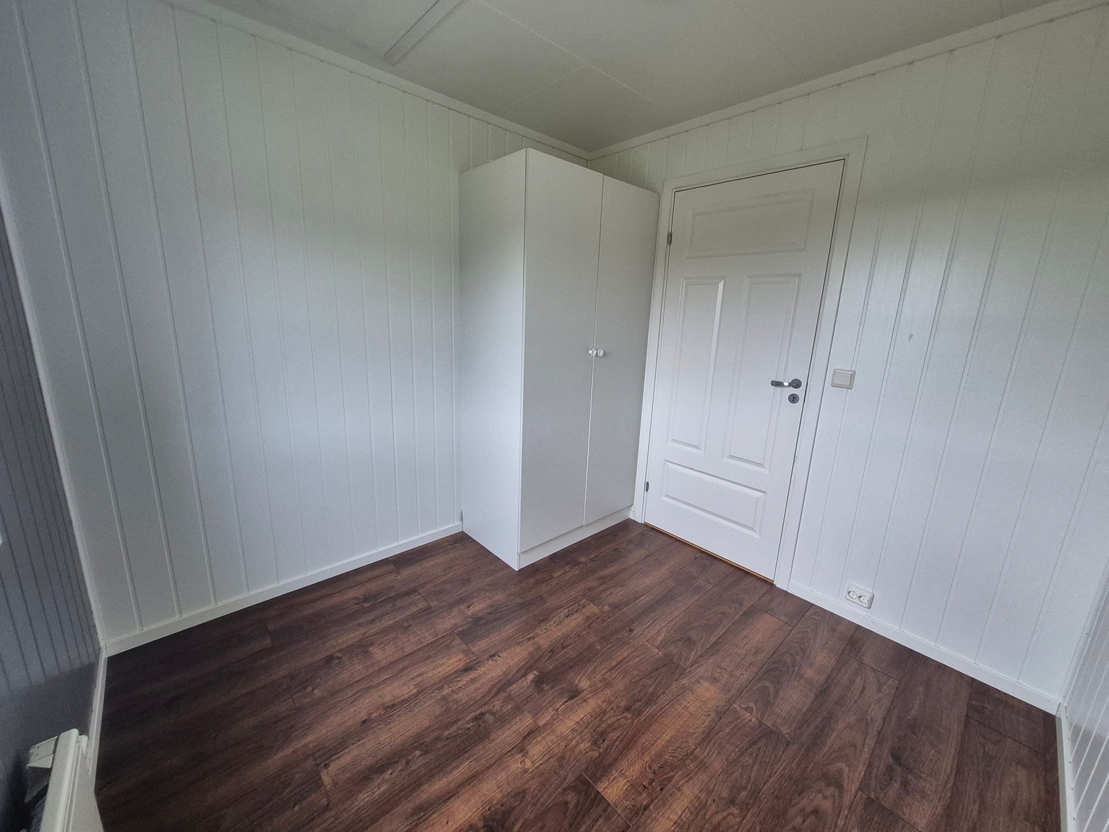 Minste soverommet. Plass til 1.50 seng og det følger med ett dobbelt klesskap. Ett vindu som gir fint med lys. Galleribilde