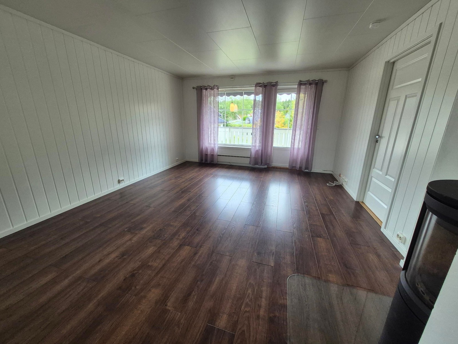 Stue. Åpen kjøkken stue løsning med vinduer på begge sider som gir mye lys. Galleribilde