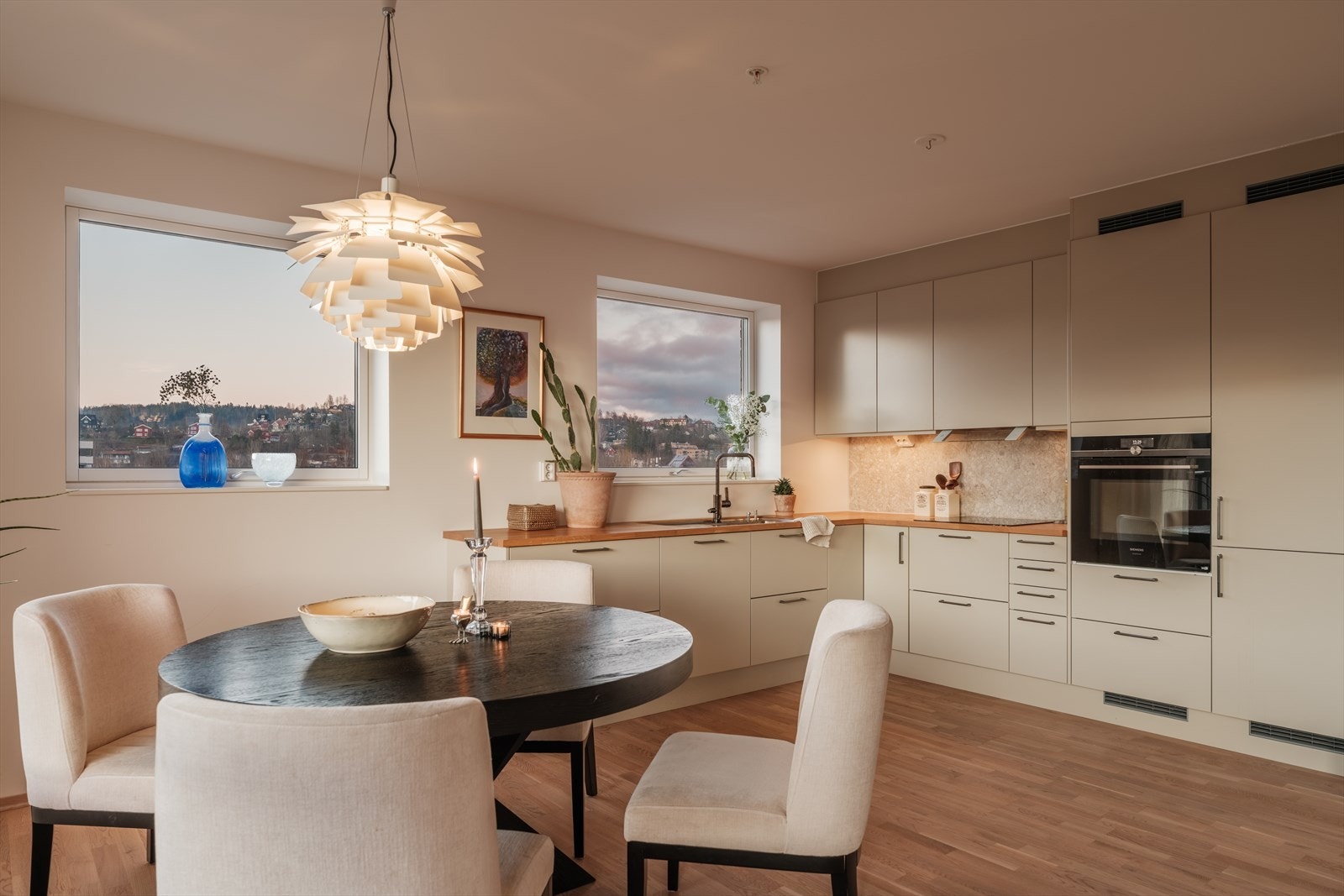 Kjøkkenet har et stilfullt og moderne design med gode benkeflater og rikelig med oppbevaringsplass. Galleribilde