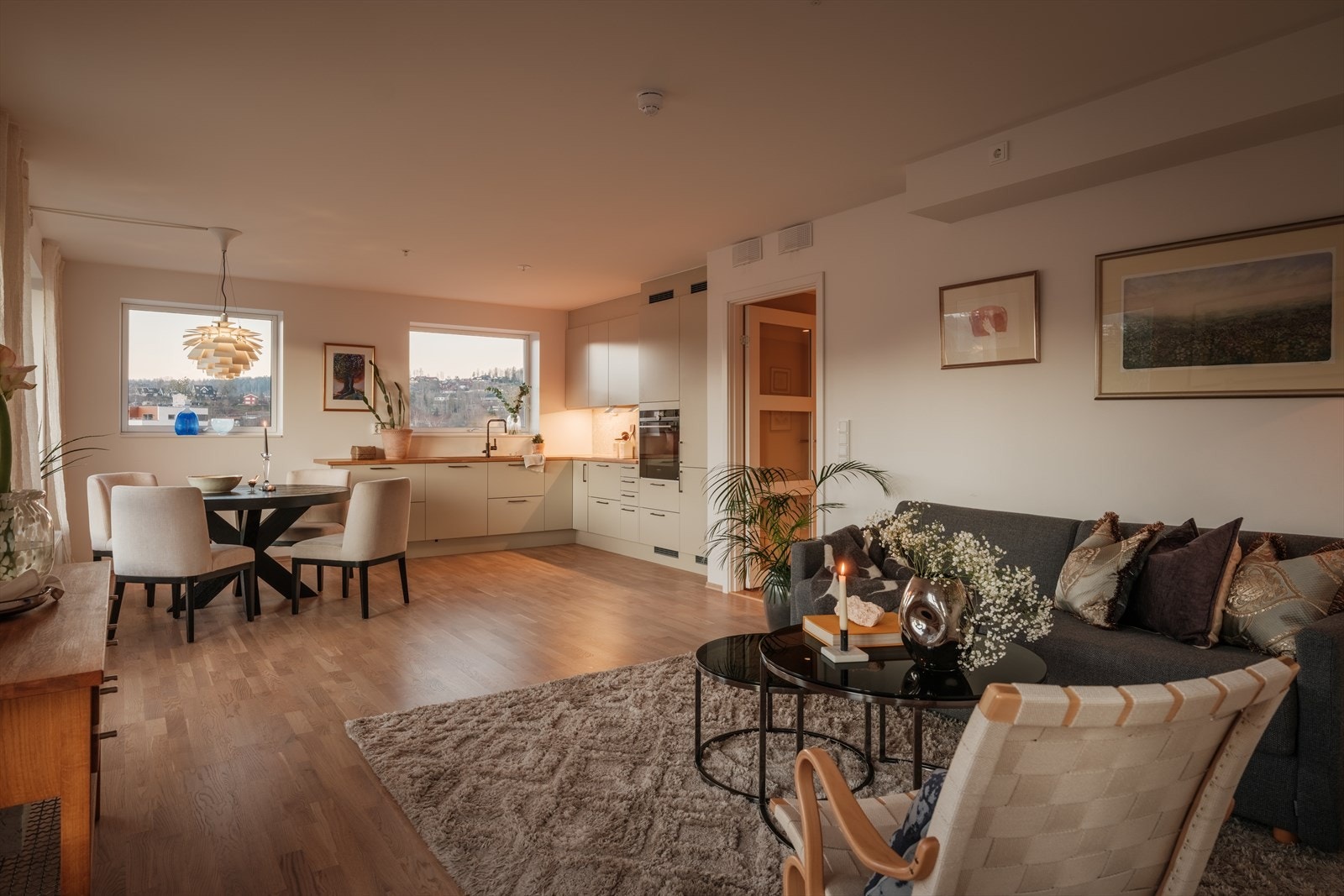 Stuen ligger i åpen løsning med kjøkkenet, og sammen danner de et nydelig allrom med luftig atmosfære. Galleribilde