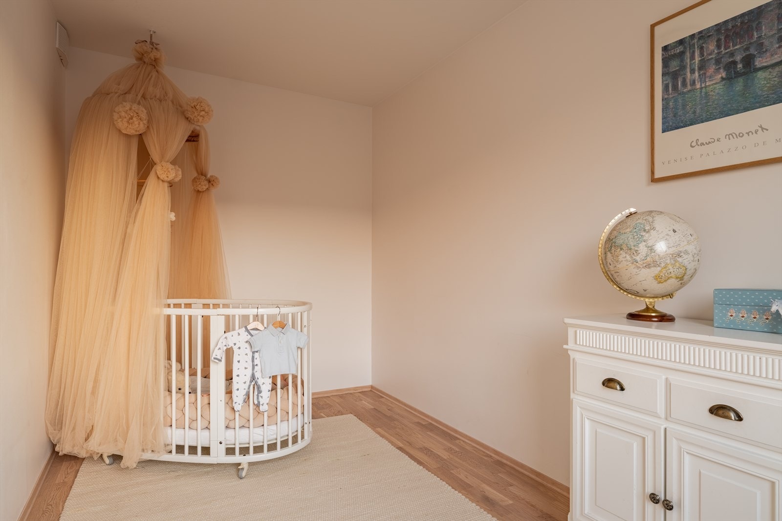 Veggene er malt i delikate og tidsmessige fargetoner som står godt til parkettgulvene. Galleribilde