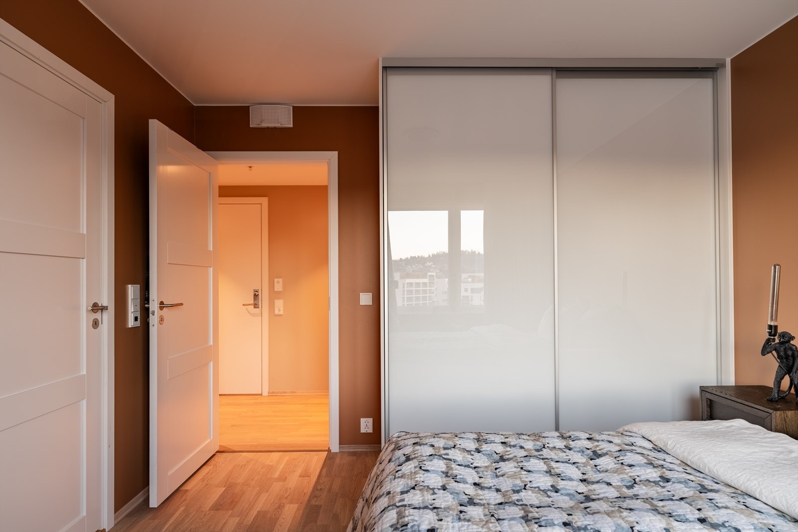 På hovedsoverommet er det skyvedørsgarderobe til oppbevaring. Galleribilde