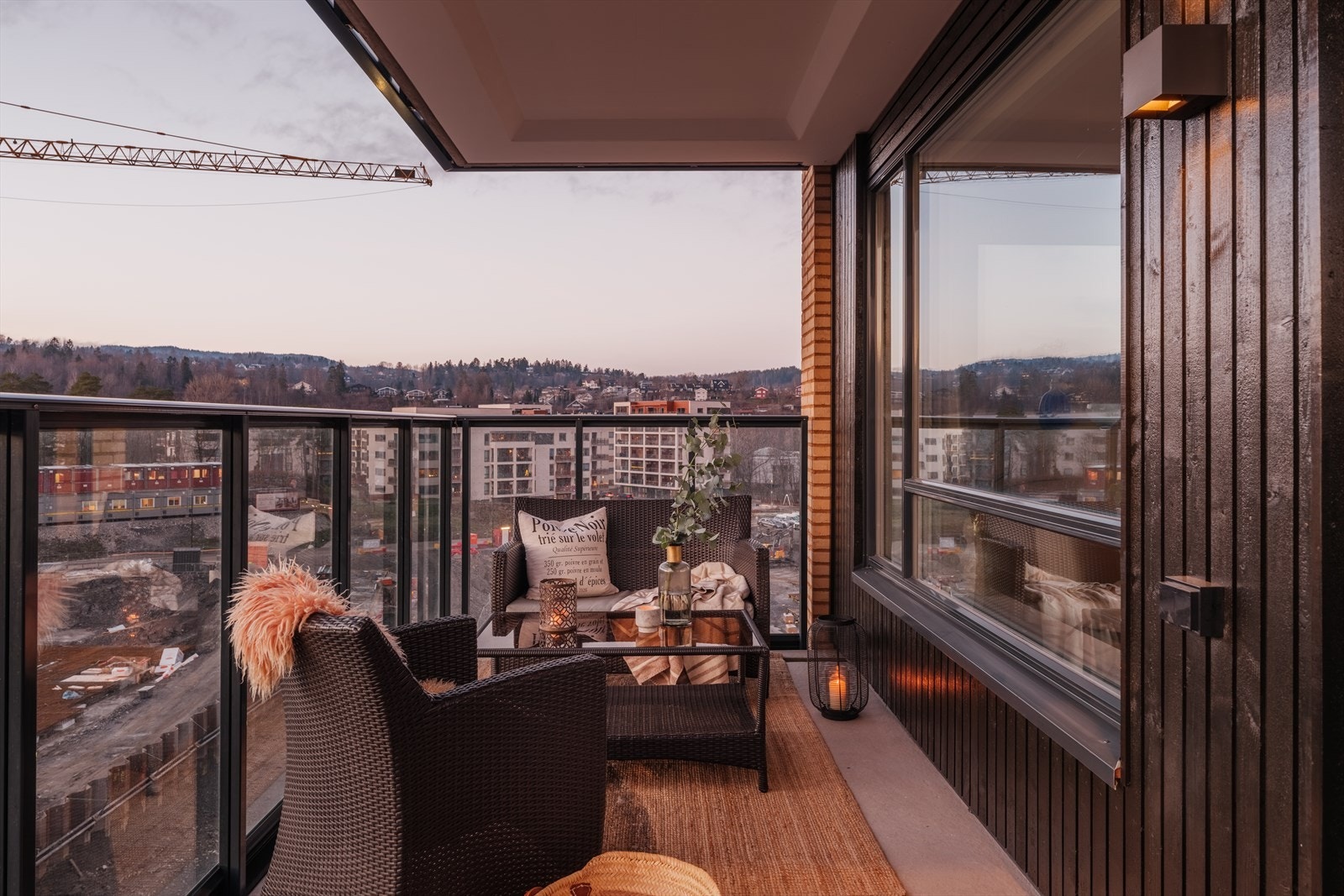 Leiligheten har en vestvendt balkong utenfor stuen, og er ca. 11,4 kvm med overbygg. Det pågår byggeprosjekter i området og utsikten vil kunne endres. Galleribilde