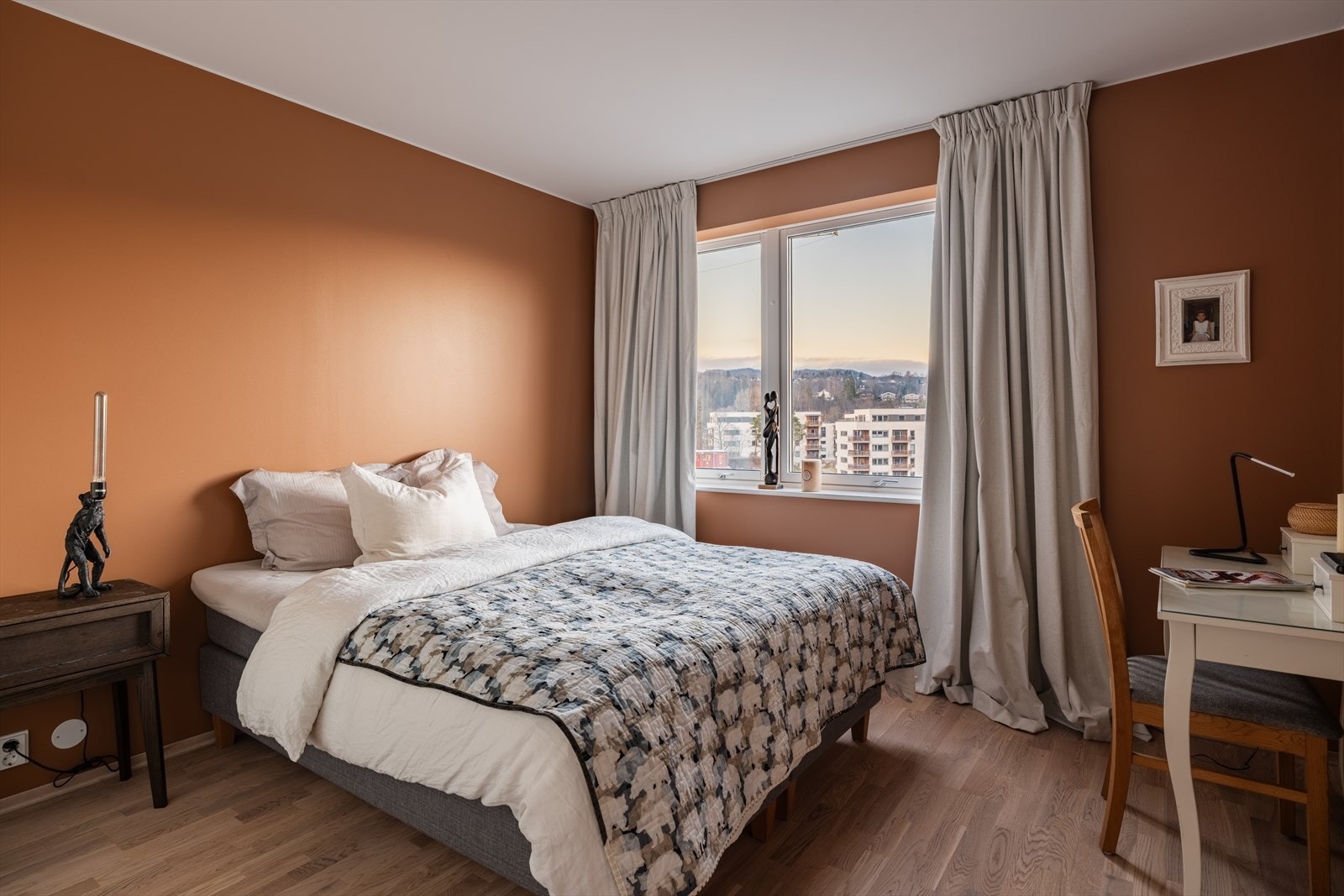 Hovedsoverommet ligger i suite-løsning med eget, lekkert bad. Galleribilde