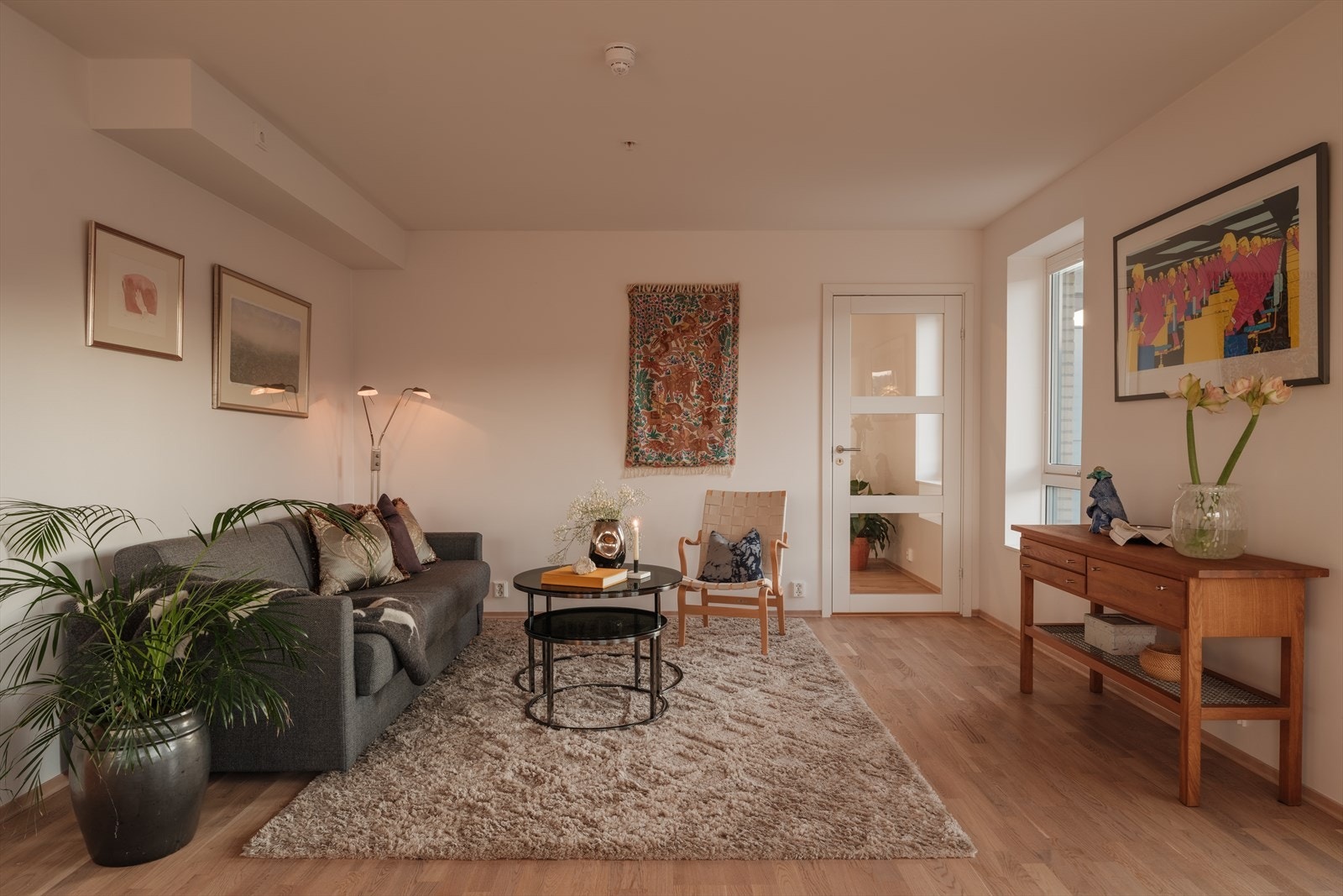 Leiligheten varmes opp med vannbåren varme til radiatorer og har ellers elektriske varmekabler på badene. Galleribilde