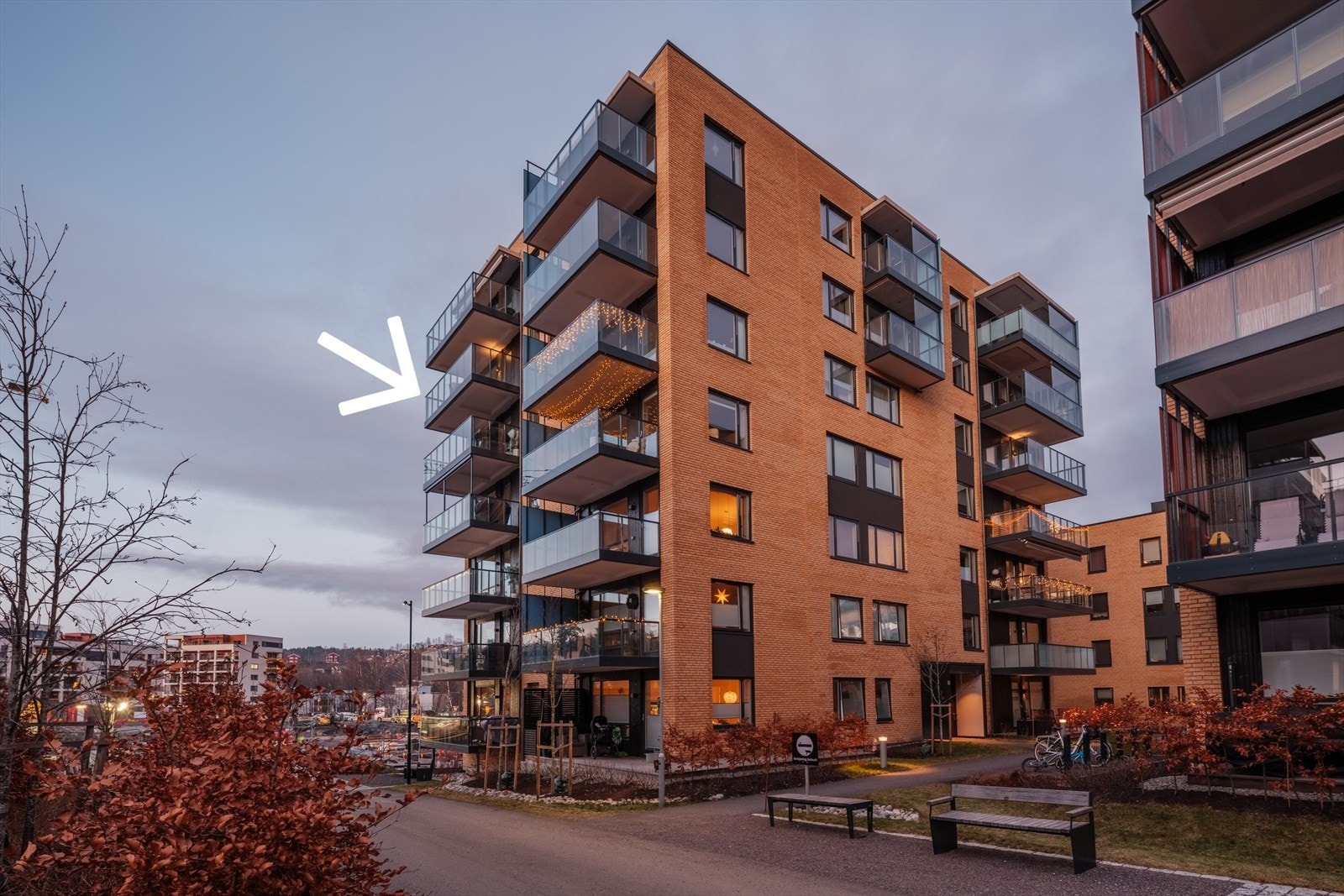 I barnevennlige og etterspurte omgivelser ligger det nå en lekker 4-roms endeleilighet og venter på nye eiere. Det pågår byggeprosjekter i området og utsikten vil kunne endres. Galleribilde