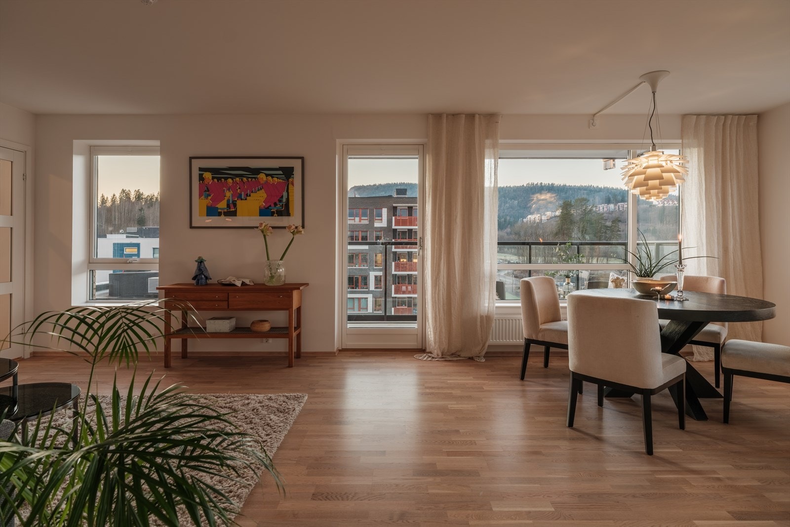 Dagslyset gjenspeiles fint i de hvitmalte overflatene, og på gulvet er det lagt trestavs, hvitpigmentert parkett. Galleribilde