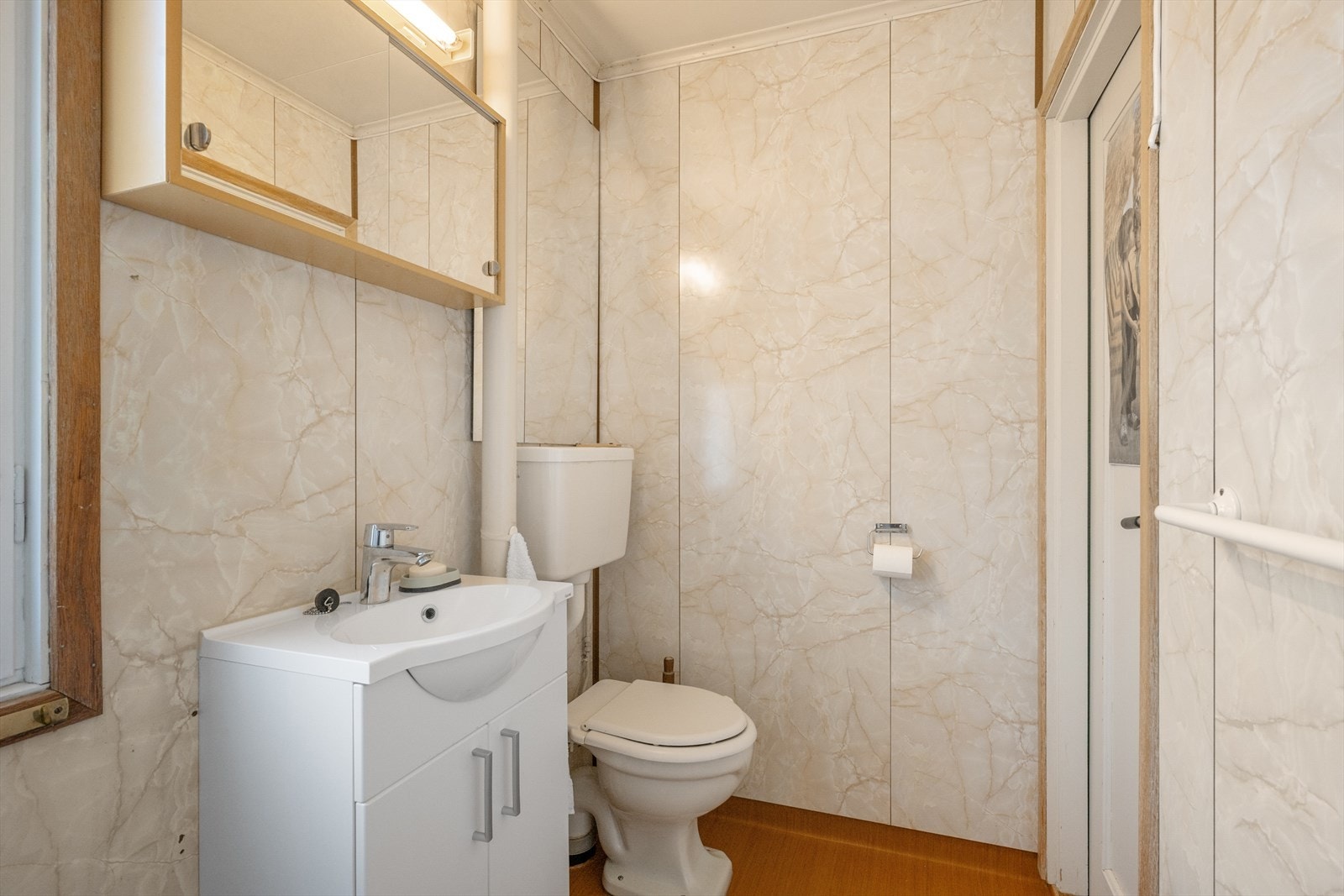 Badet har enkel standard med plater på vegg og belegg på gulv - renovering må påregnes. Galleribilde