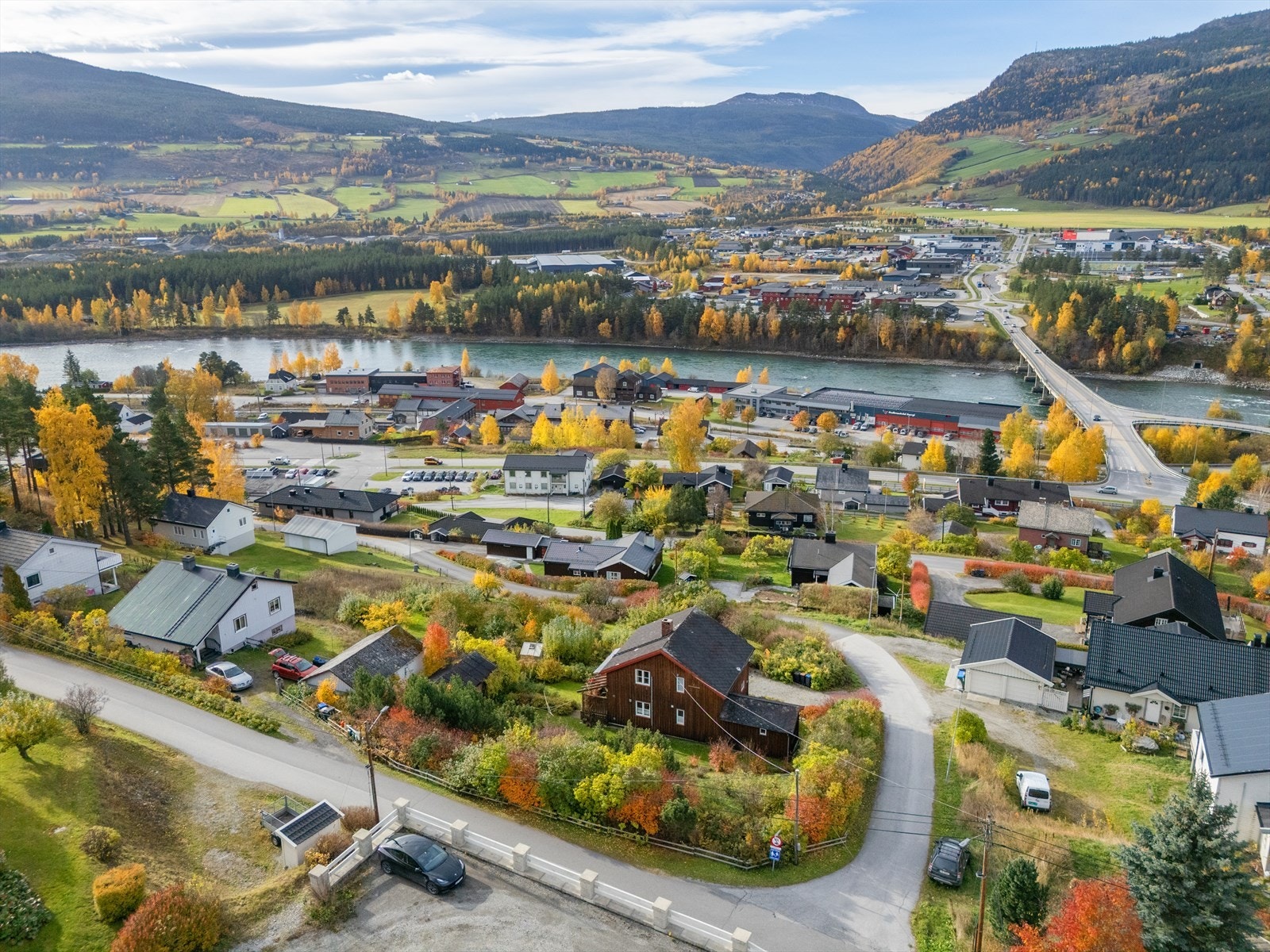 Eiendommen ligger på hjørnetomt og har fin utsikt mot områdene omkring. Galleribilde