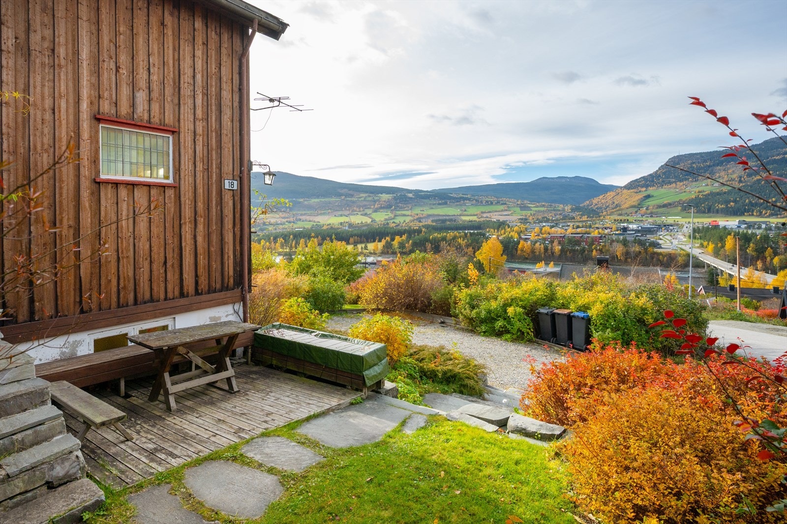 Det er anlagt en liten uteplass rett ved inngangen til boligen. Galleribilde
