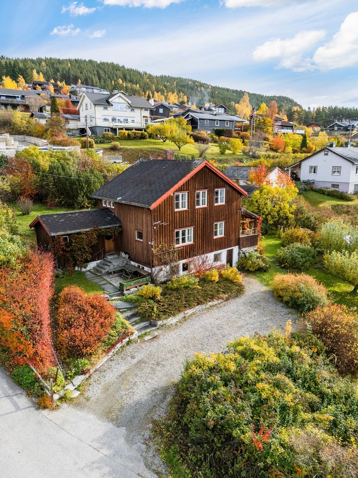 Gruset gårdsplass med biloppstillingsplasser. Galleribilde