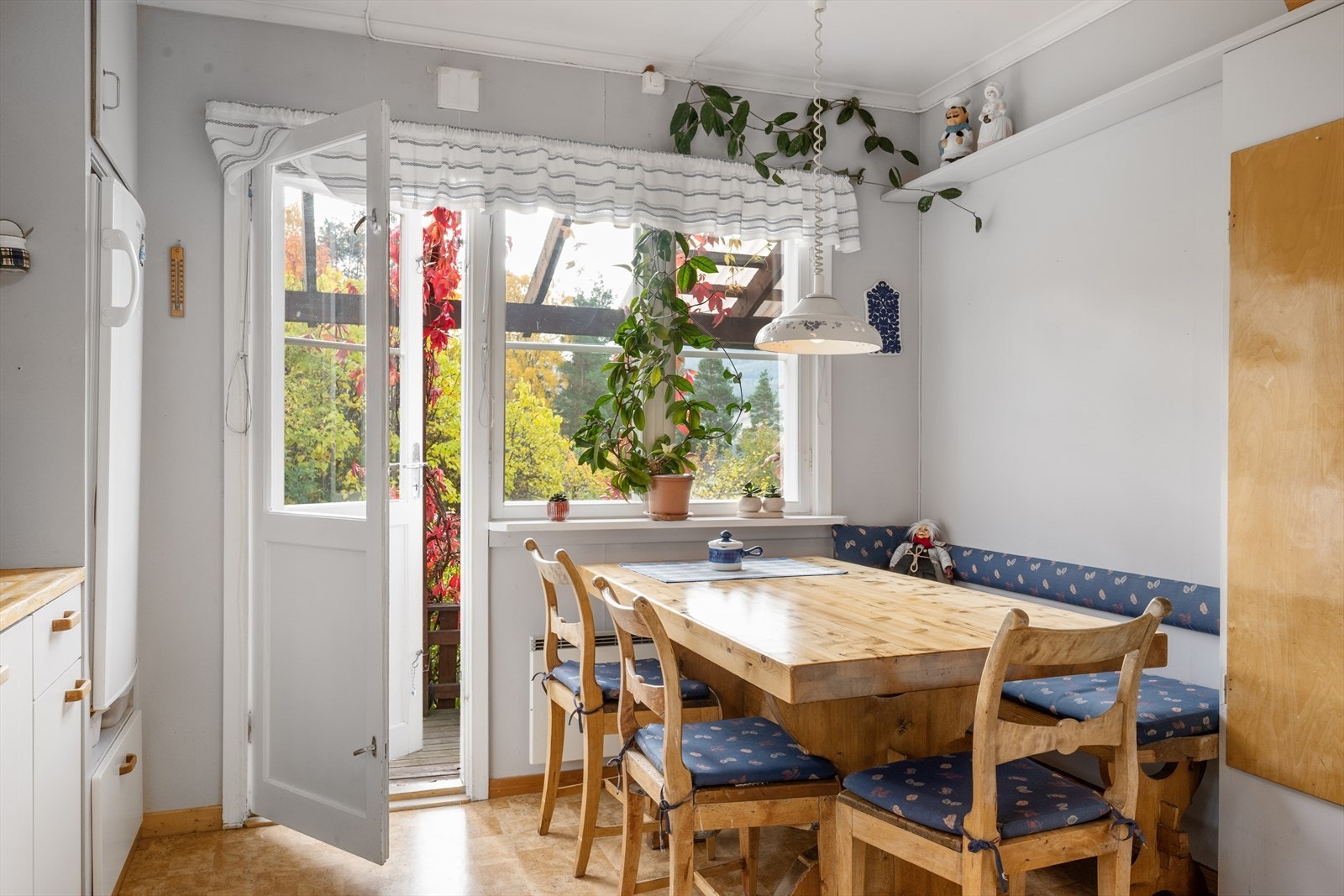 Fra kjøkkenet er det utgang til dels overbygd terrasse. Galleribilde