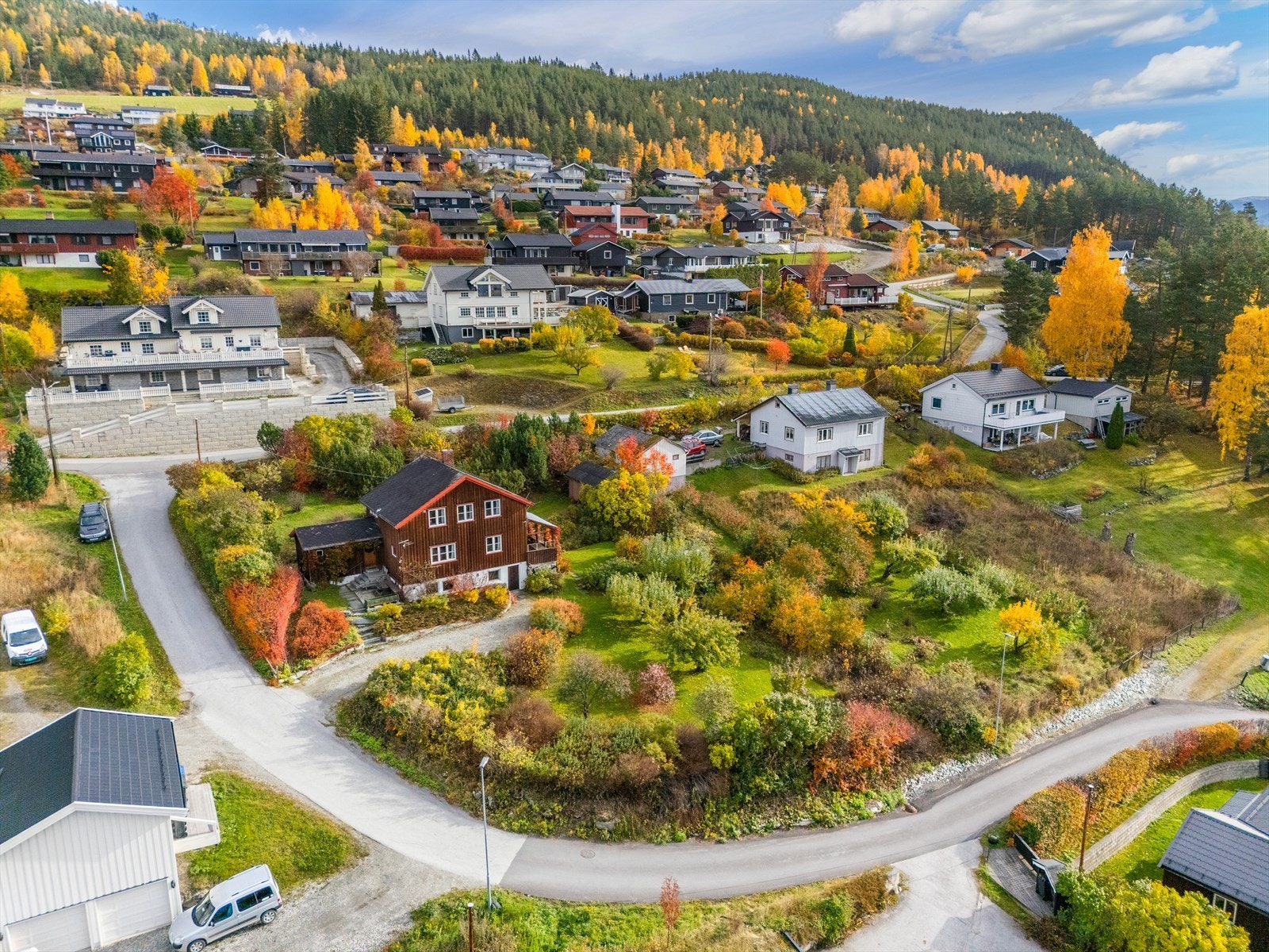 Herfra er det gangavstand til barnehage og skoler i alle trinn, samt til ulike servicetilbud i sentrum. Galleribilde