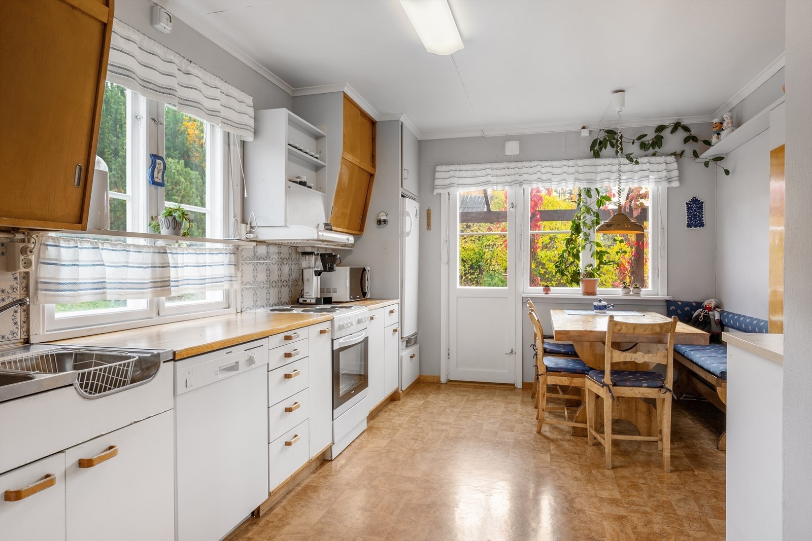 Det er plass til frittstående komfyr, kjøleskap og oppvaskmaskin. I tillegg en liten spiseplass ved vinduet. Galleribilde