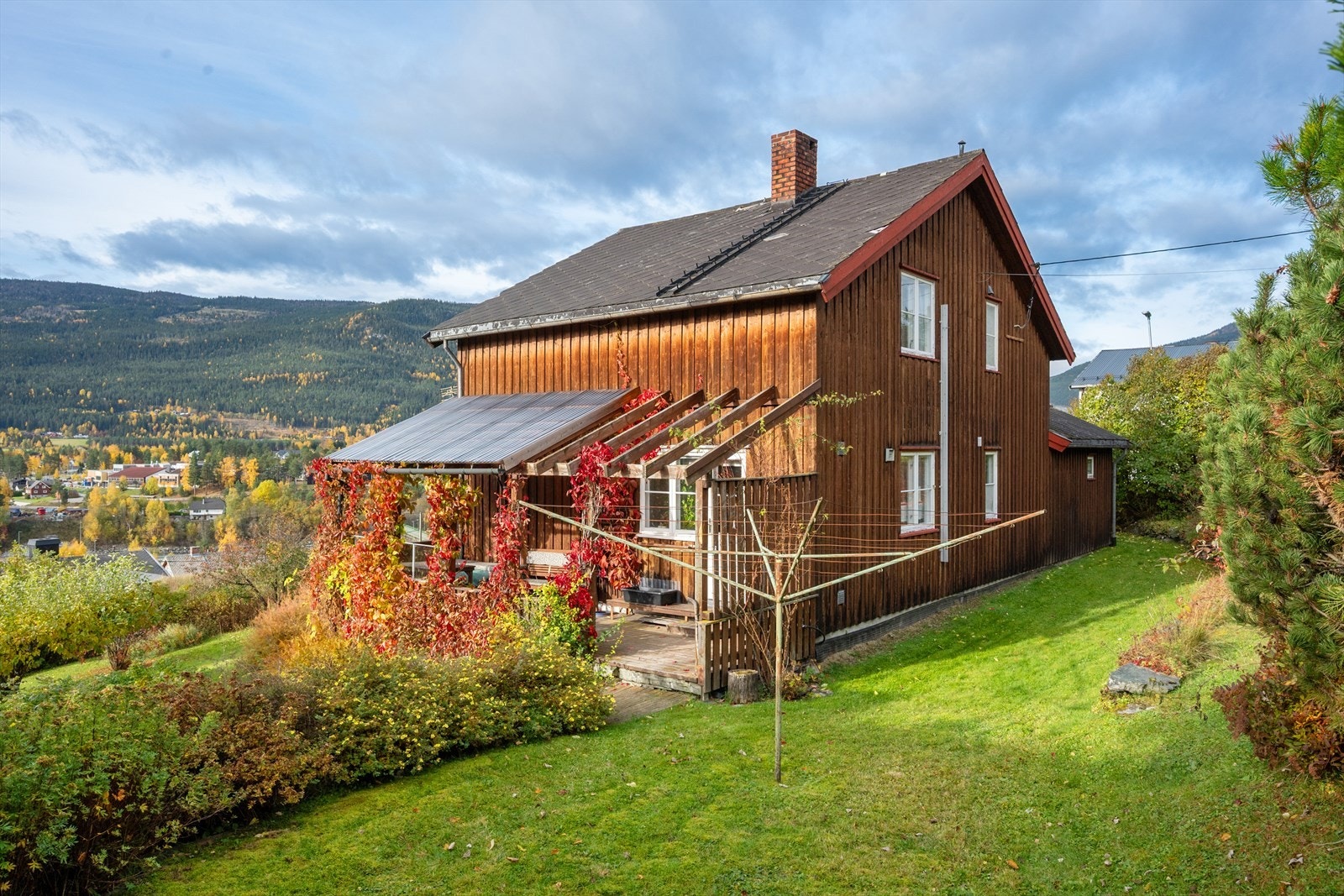 Grøntarealer, busker og trær pryder eiendommen. Galleribilde