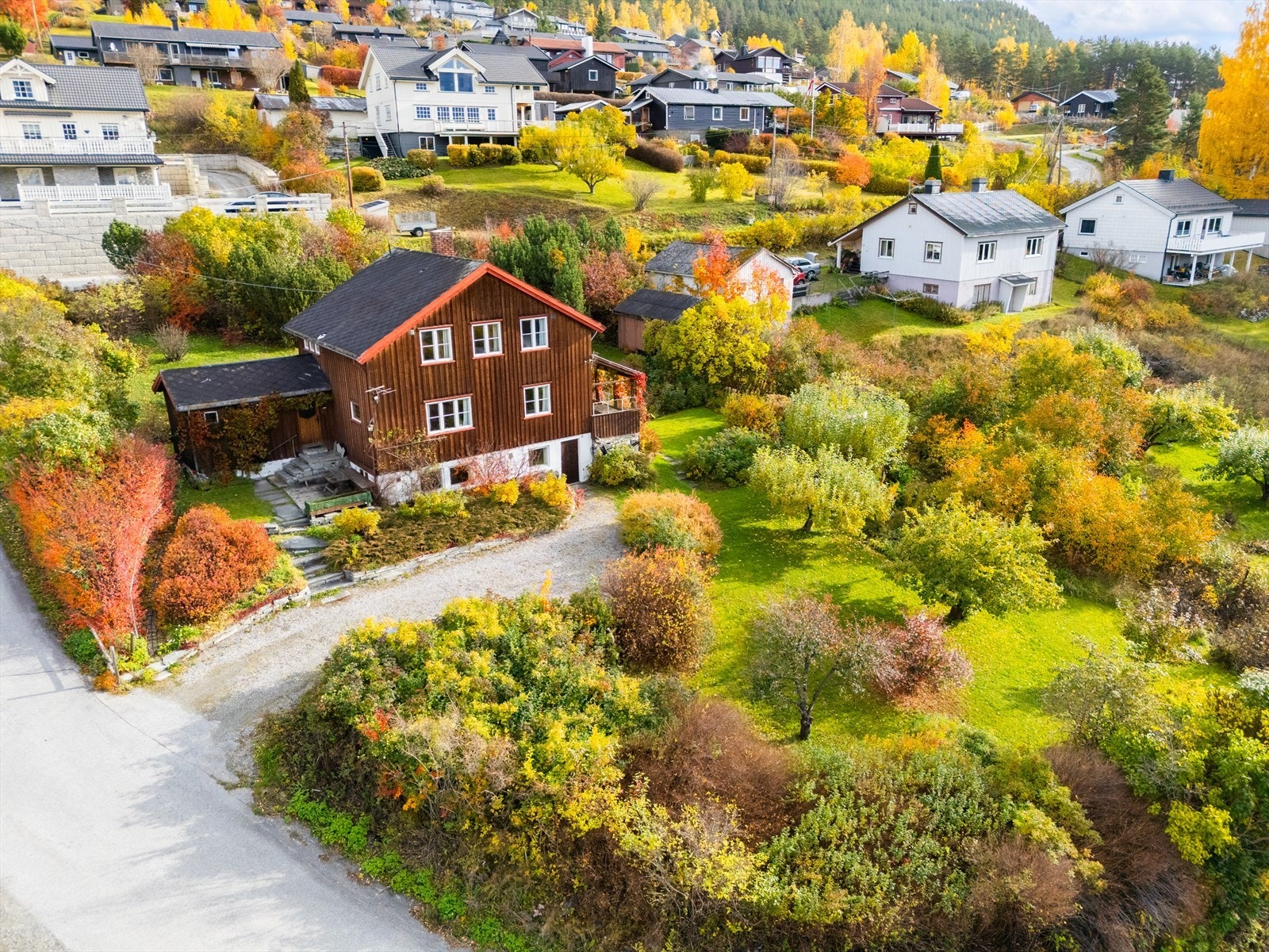 Boligen fra 1957 går over 2 plan og kjeller. Galleribilde
