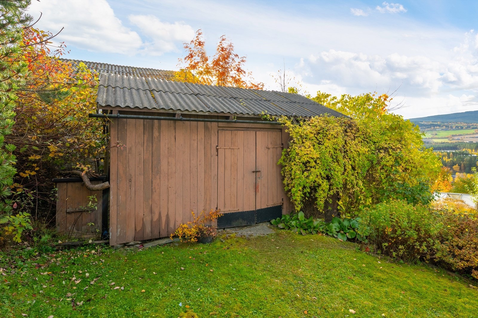 Eiendommen består i tillegg av et uthus på ca 16 kvm. Galleribilde