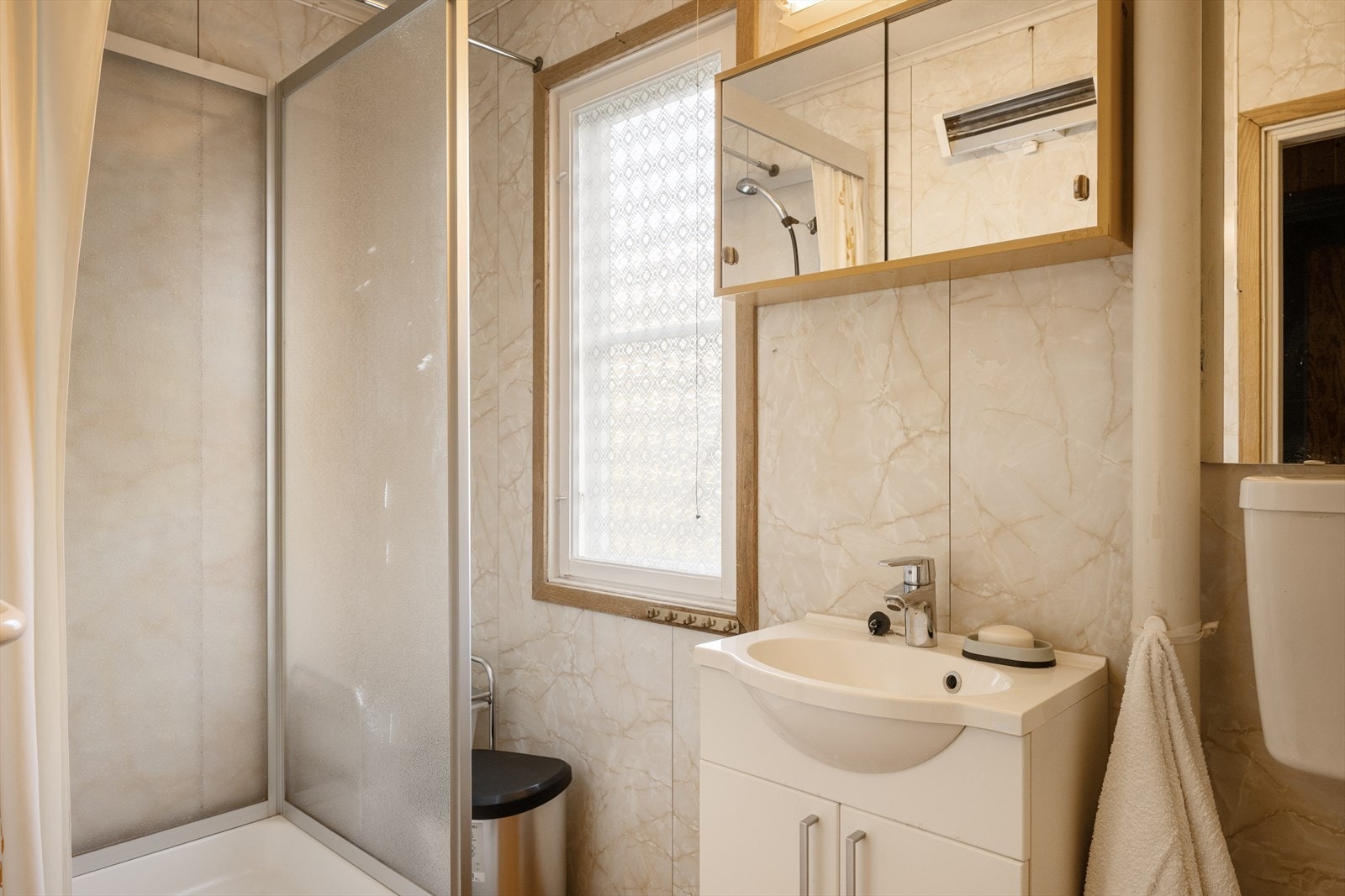 Interiøret består av servantinnredning, speil, dusjkabinett og toalett. Galleribilde