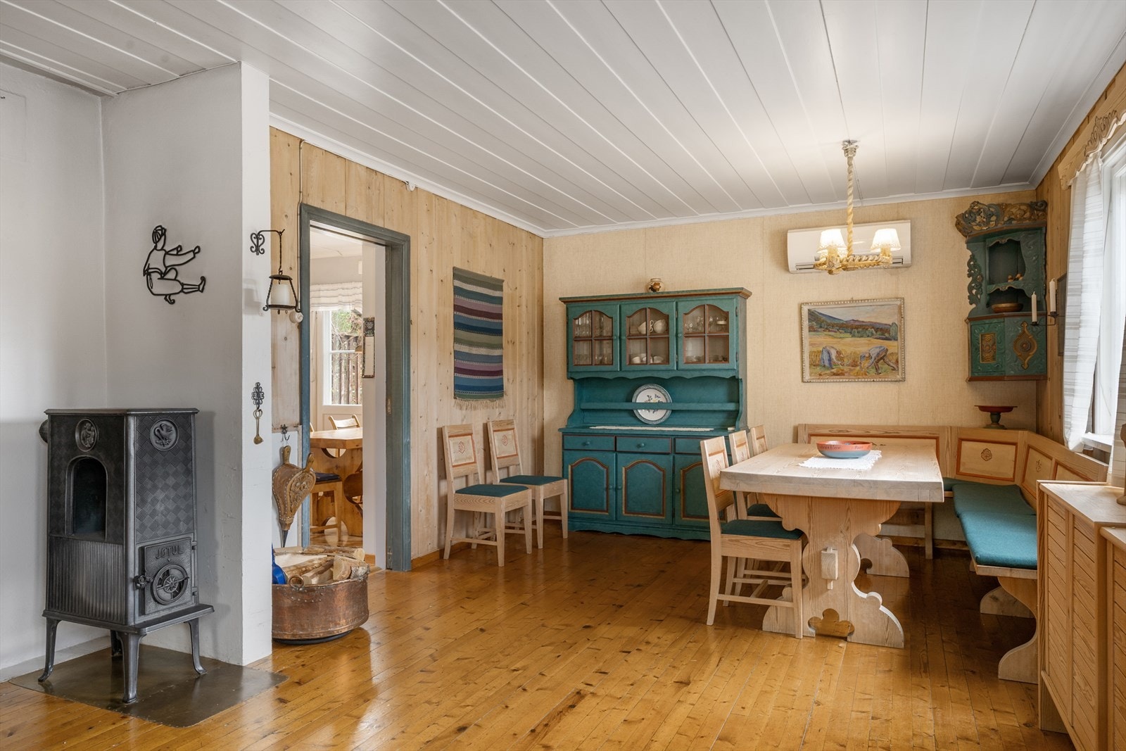 Praktisk avstand til kjøkkenet - tradisjonell vedovn sørger for god varme på kalde dager. Galleribilde