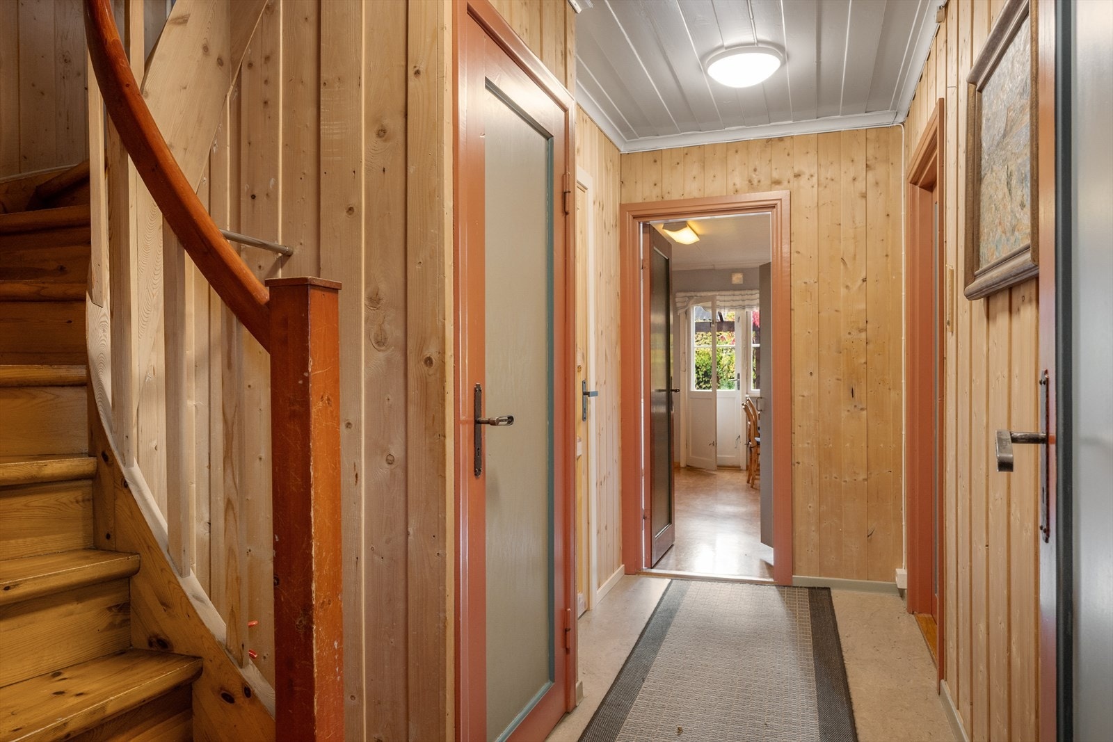 En hyggelig trapp leder opp til boligens 2. etasje. Galleribilde