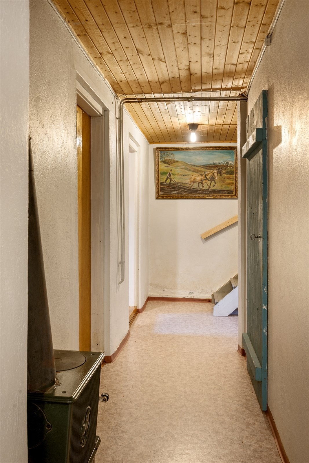 Det er vedovn i kjellergangen, og adkomst både fra innsiden og utsiden. Galleribilde